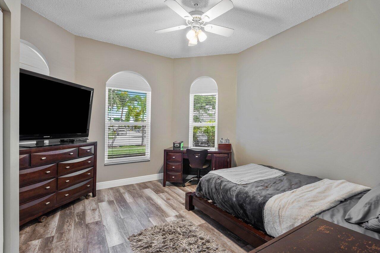 144 Saratoga Boulevard E