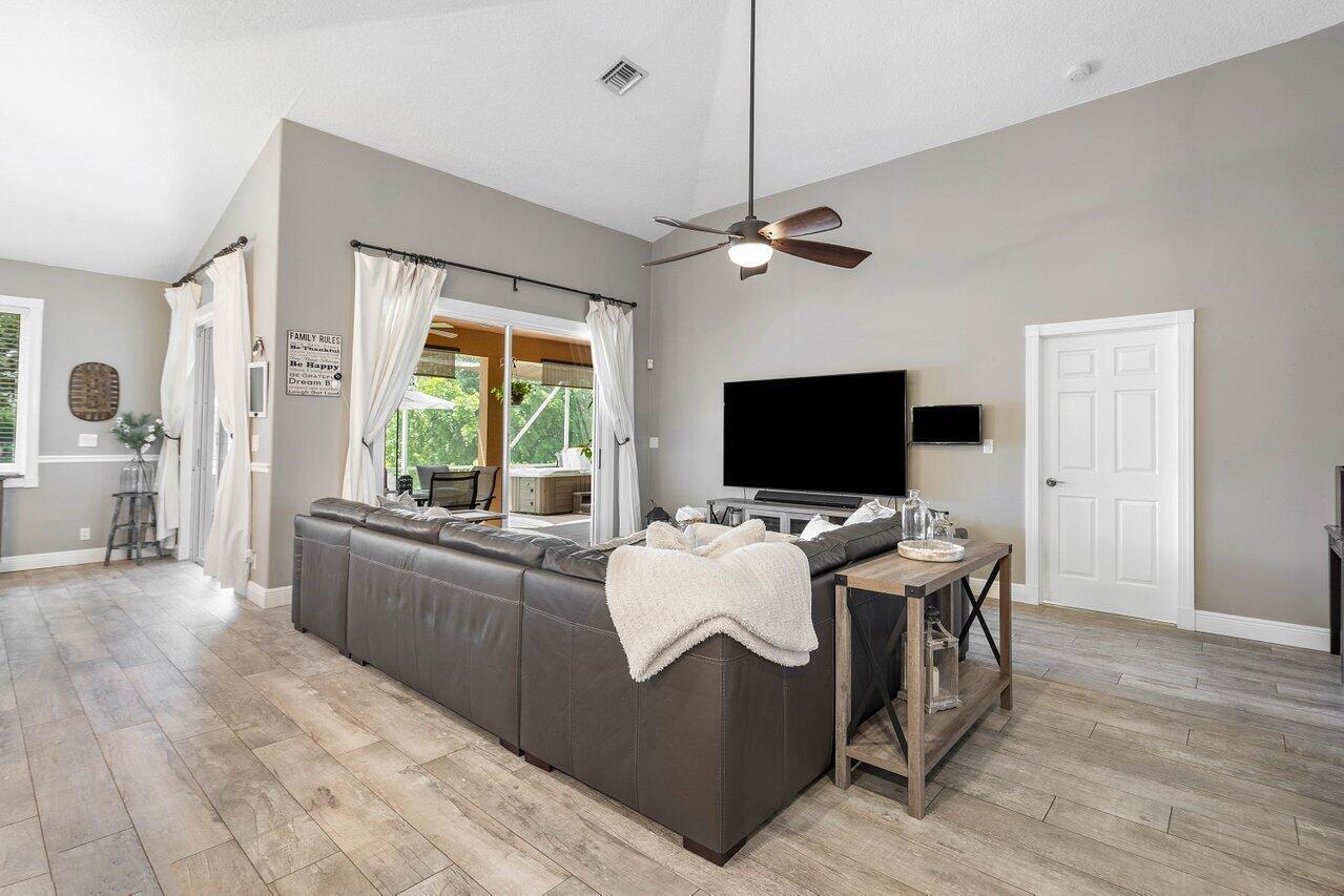 144 Saratoga Boulevard E