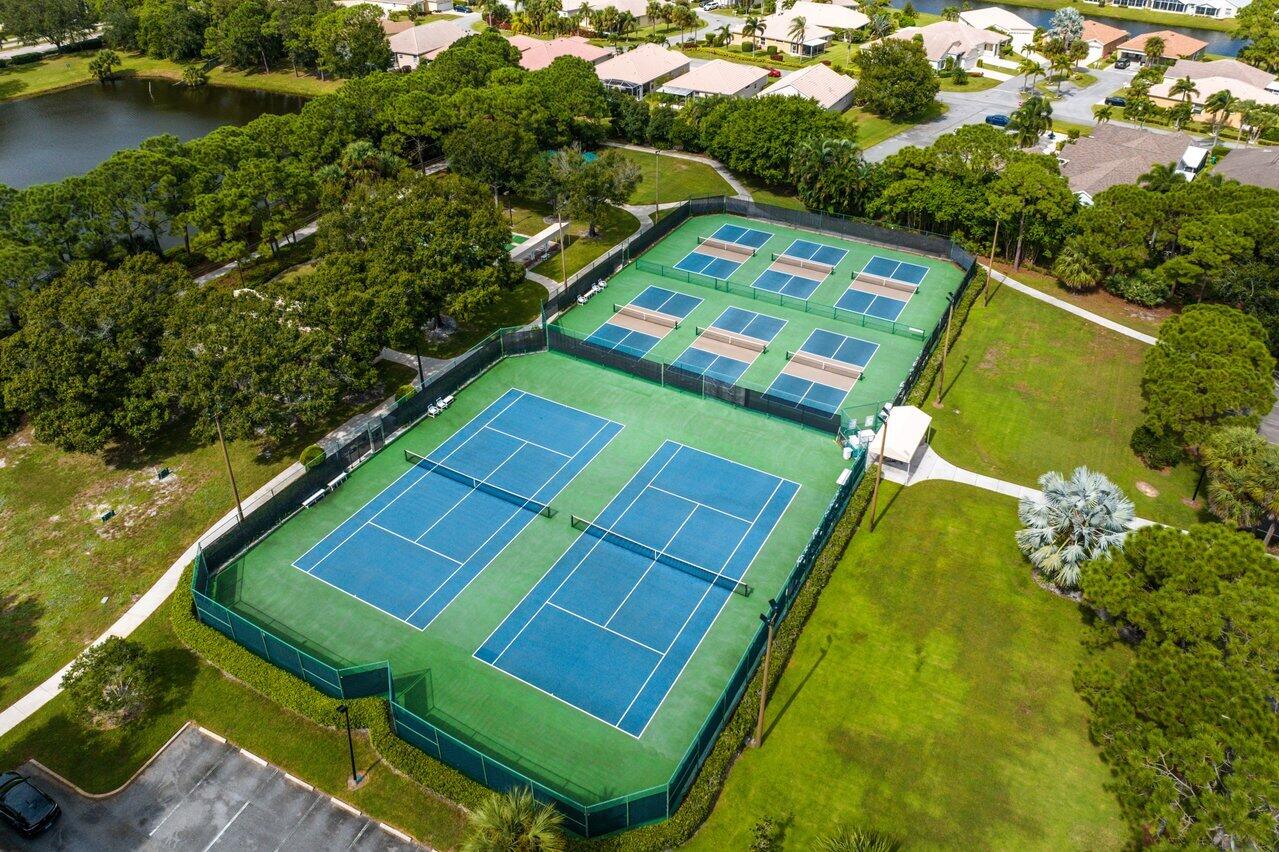 521 NW San Remo Circle