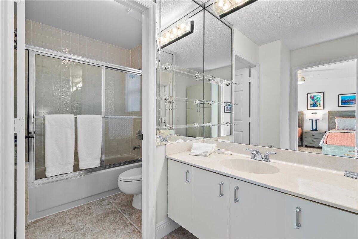 7284 Via Palomar