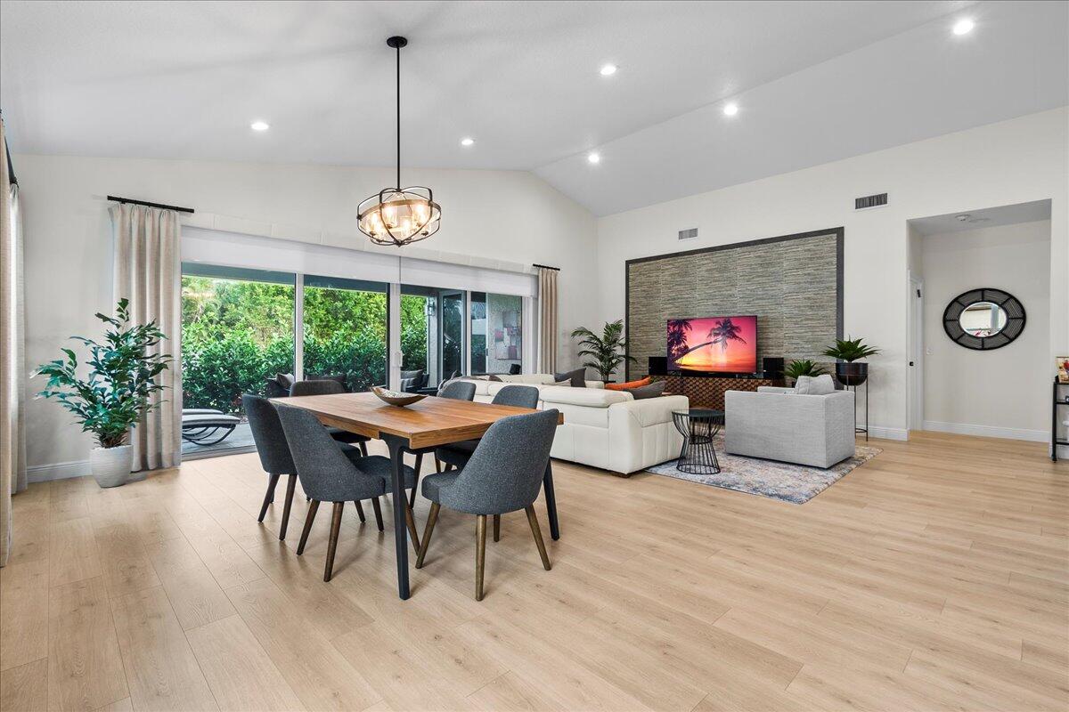 7284 Via Palomar