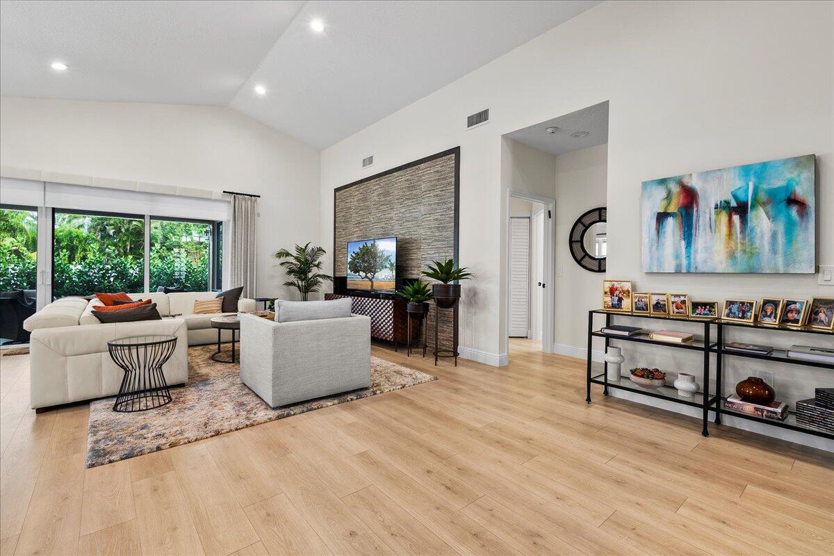 7284 Via Palomar