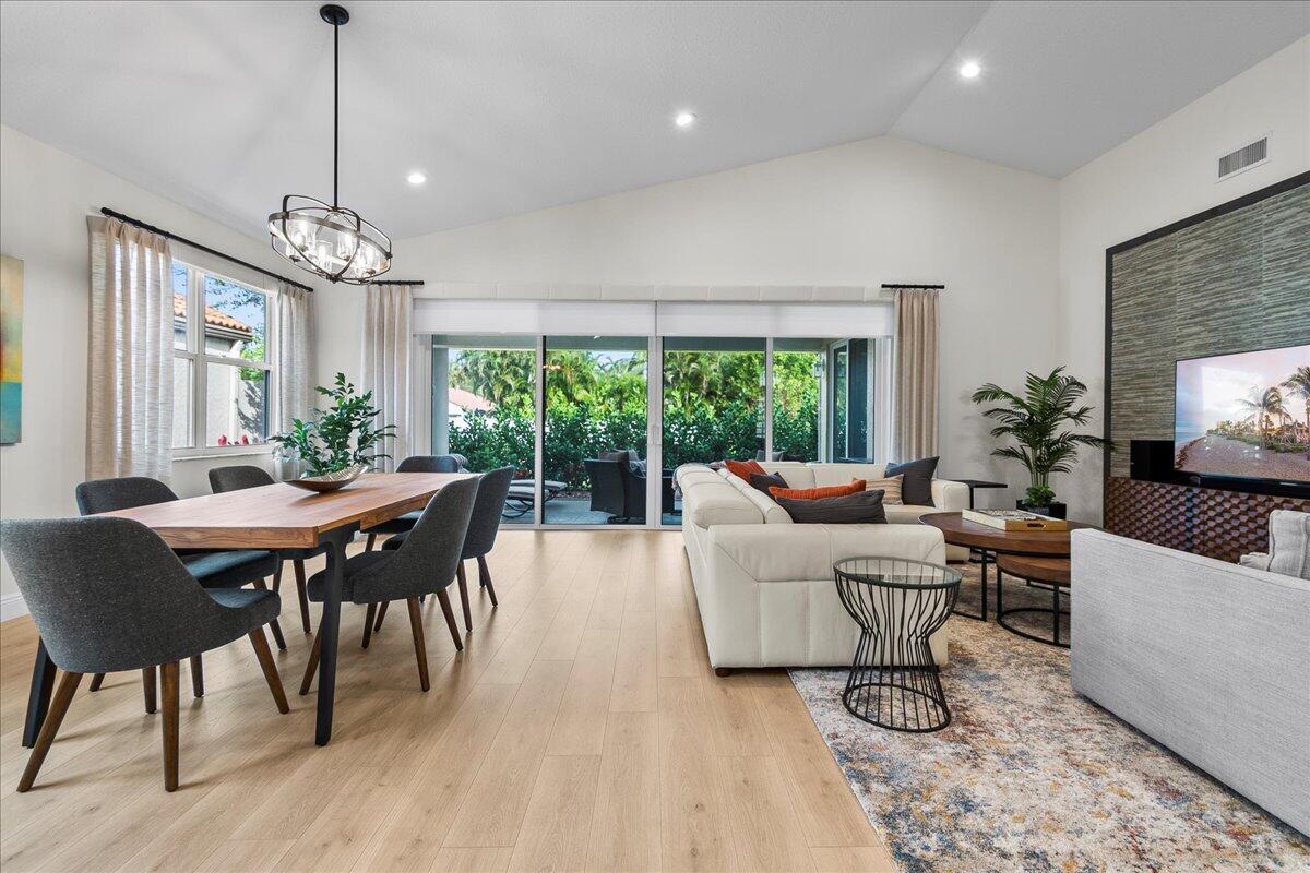 7284 Via Palomar