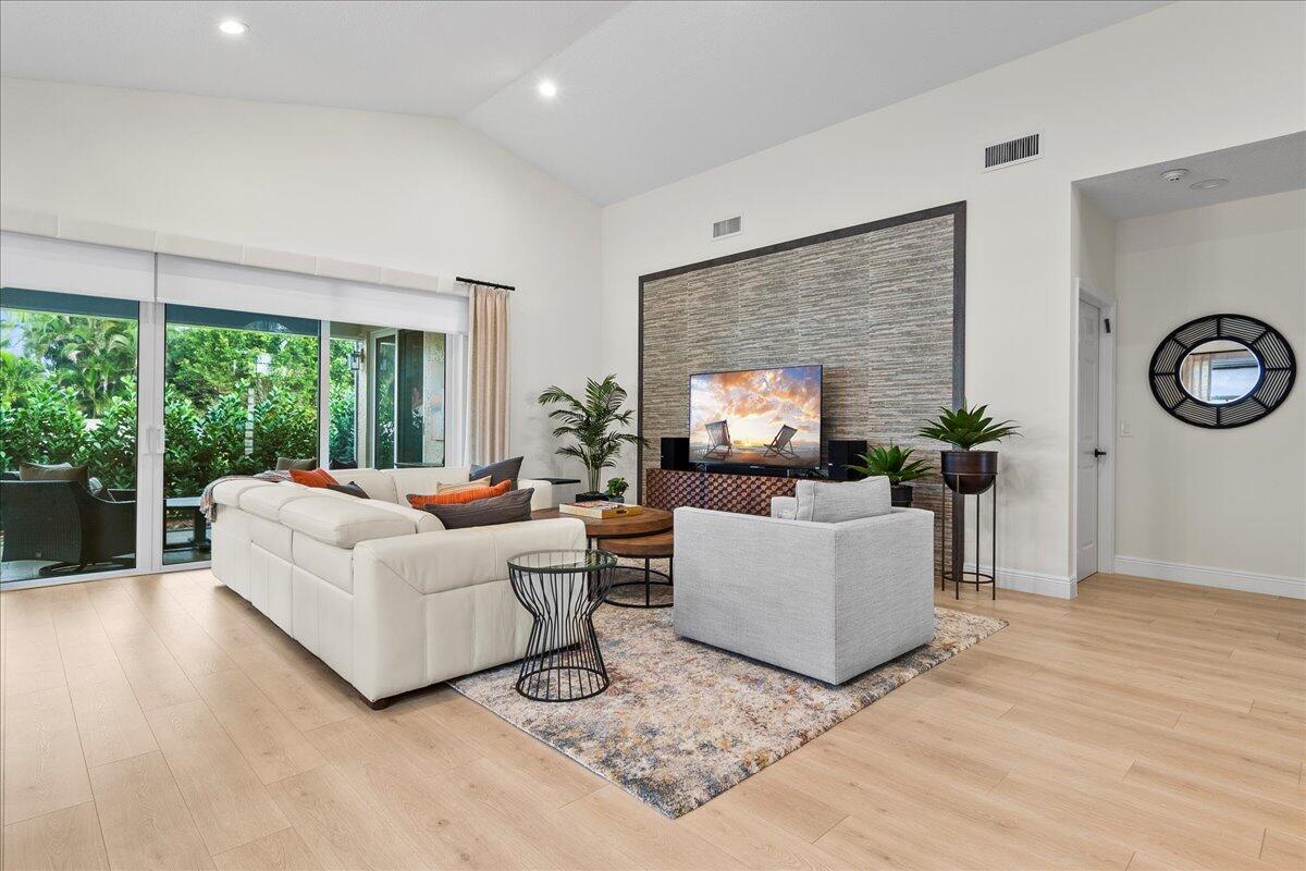 7284 Via Palomar