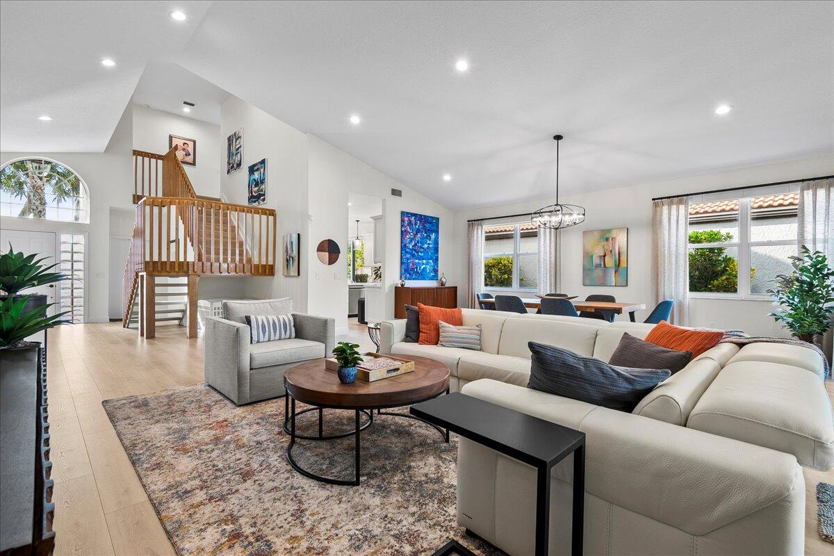 7284 Via Palomar
