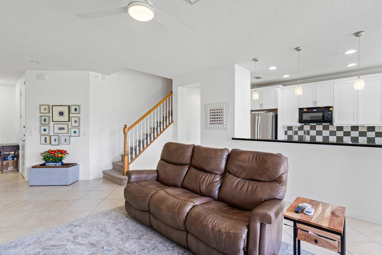 172 W Astor Circle