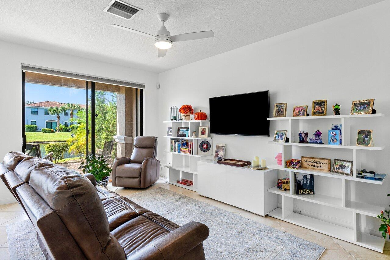 172 W Astor Circle