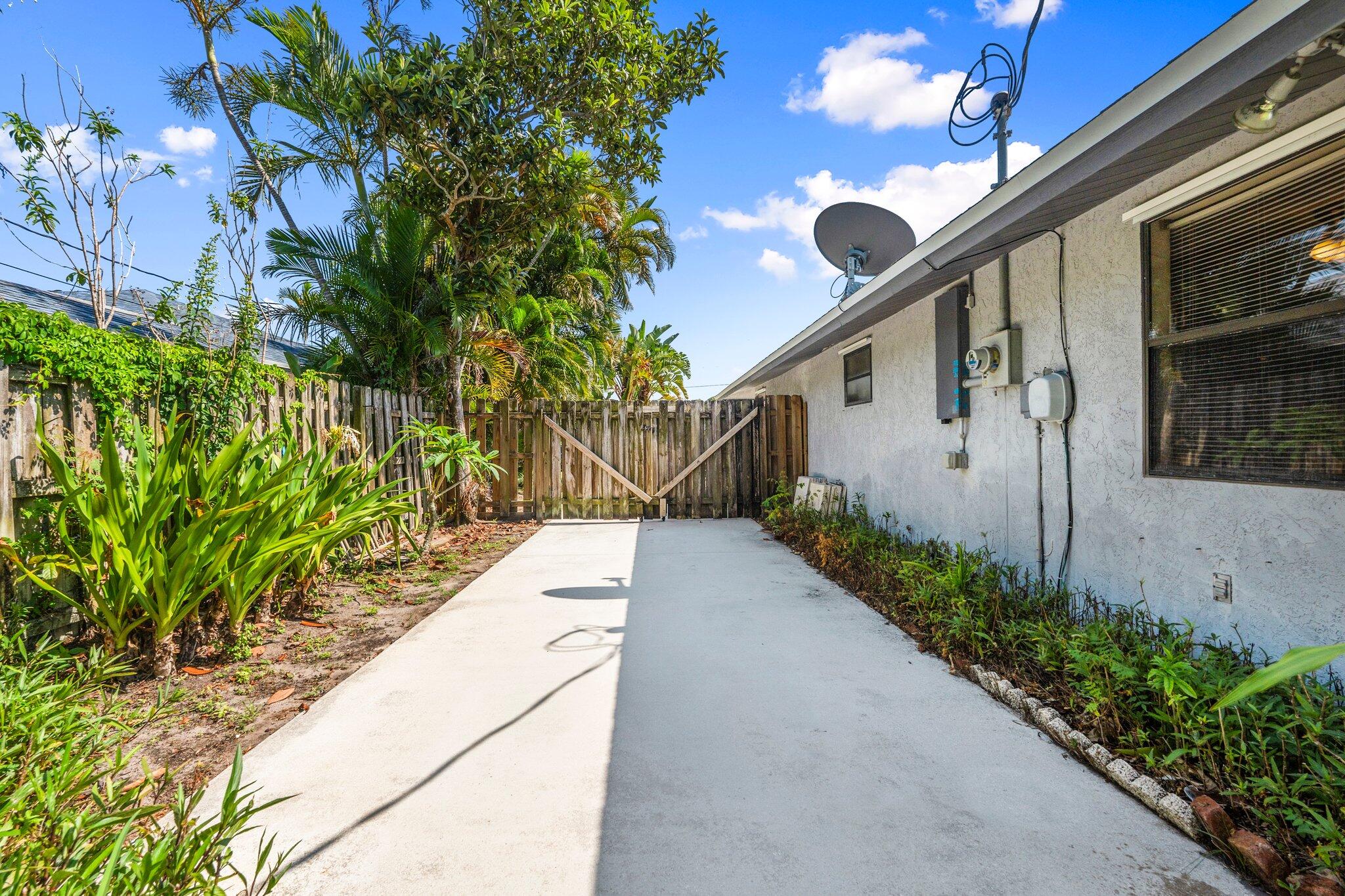 2356 SE Calcutta Circle