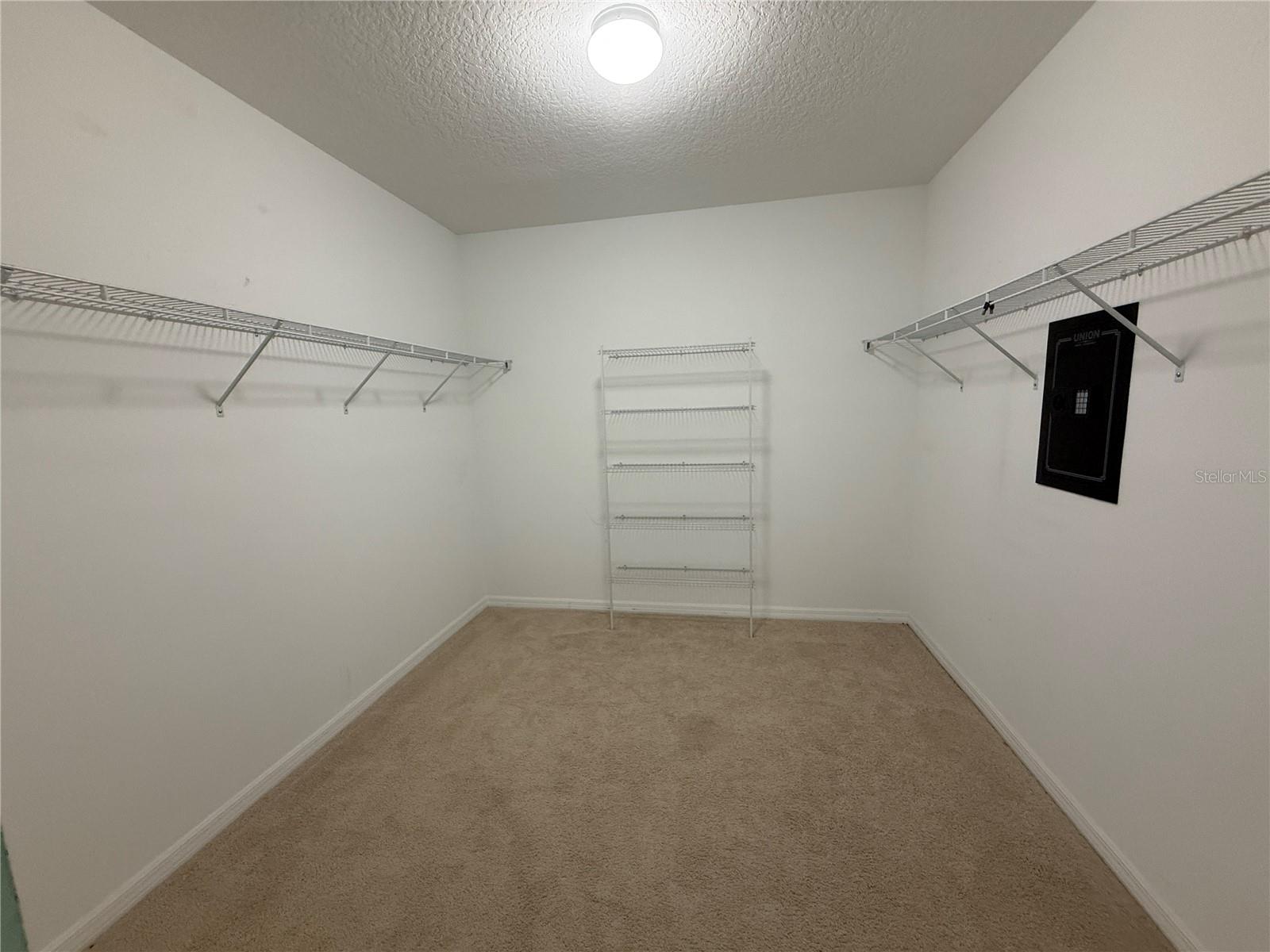 69 WELLESLEY LN