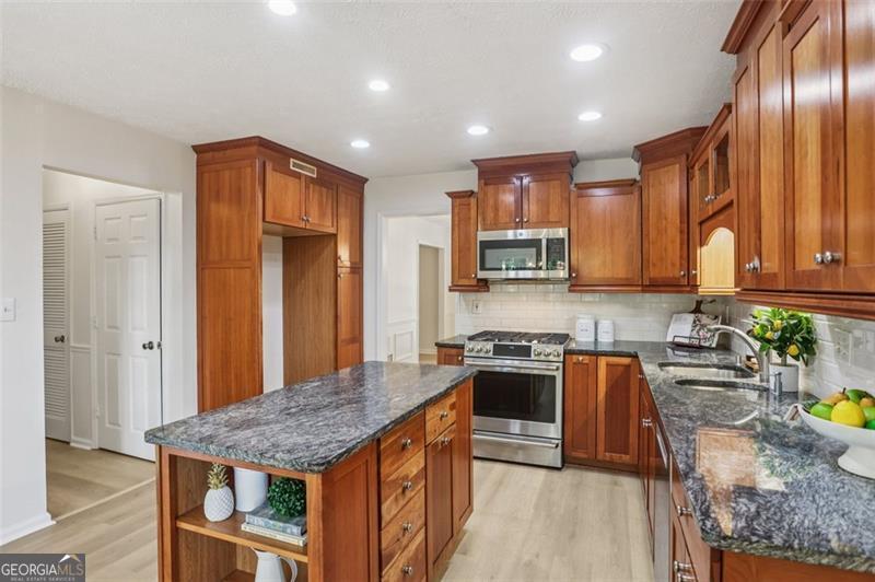 985 Lake Haven
