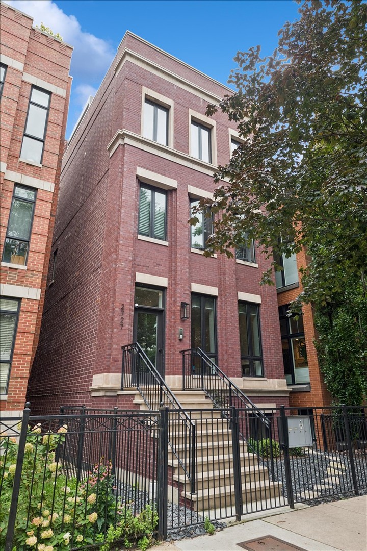 2727 N Kenmore Avenue Unit: 1