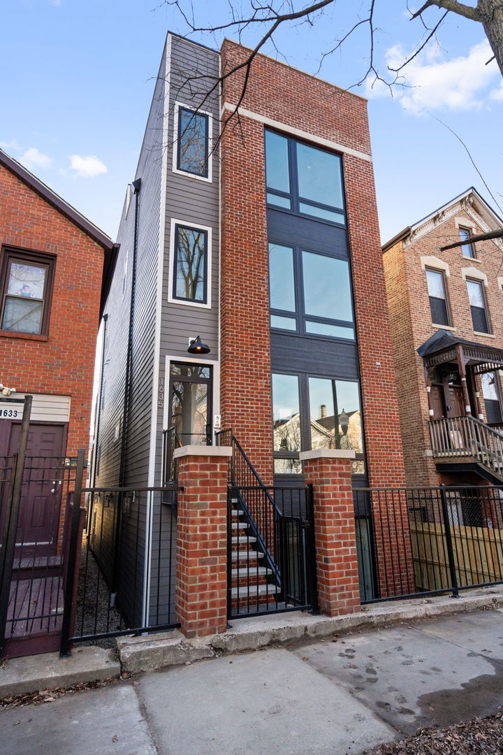 1635 W 21st Place Unit: 2