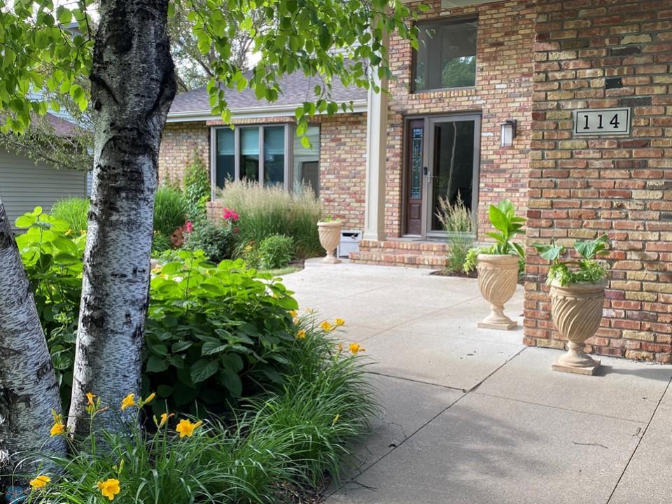 114 Prairiewood Drive S