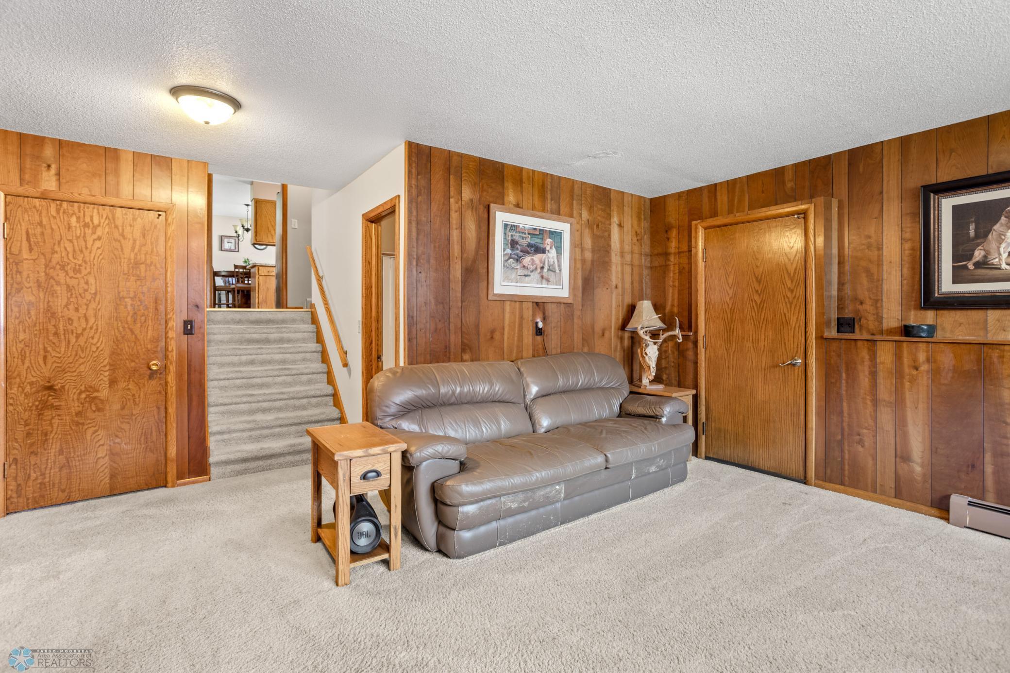 2807 Edgewood Drive N