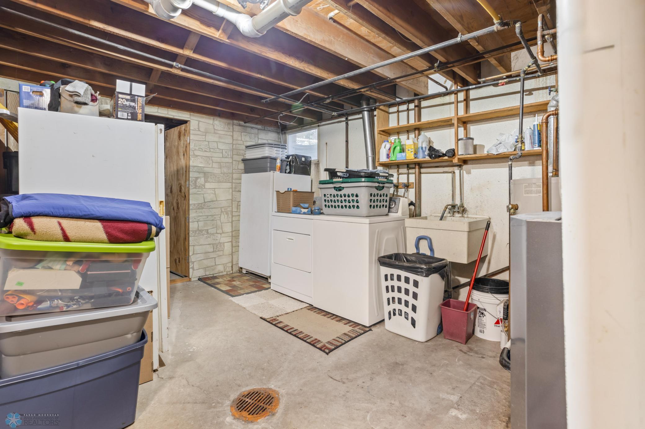 2807 Edgewood Drive N