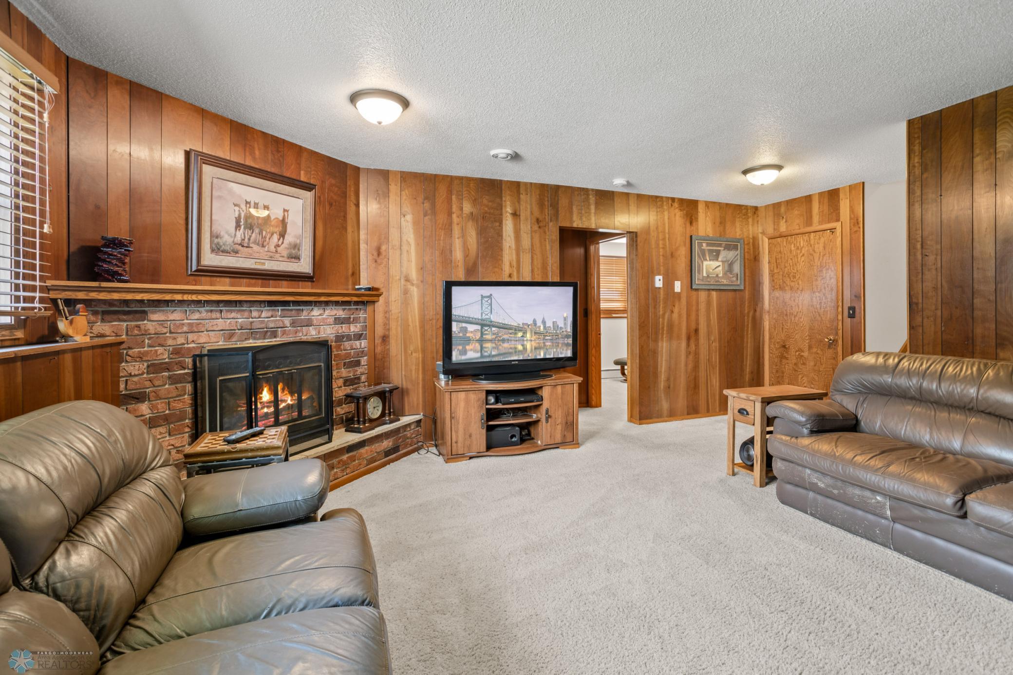 2807 Edgewood Drive N