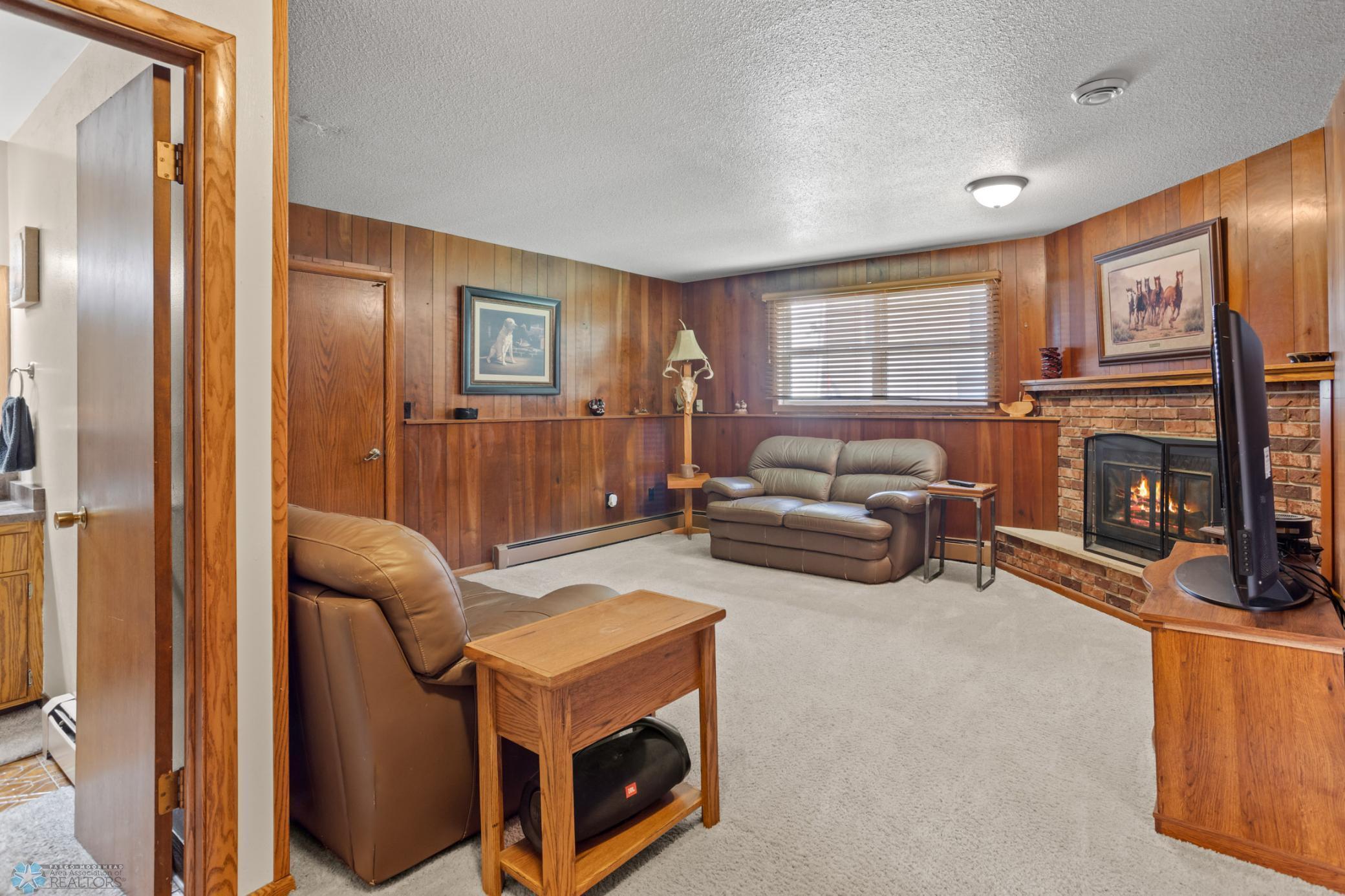 2807 Edgewood Drive N