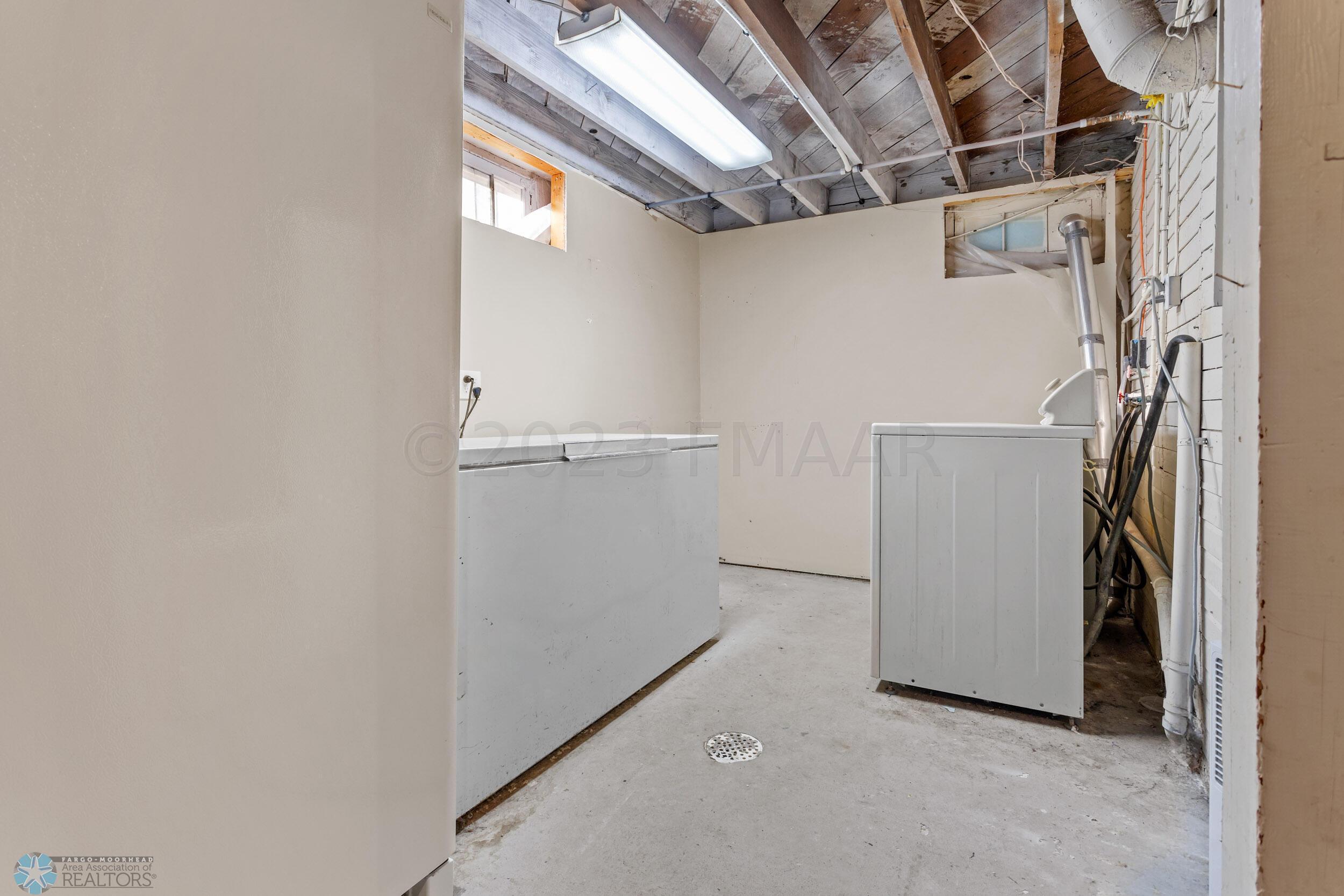 1009 ROBERTS Avenue NE