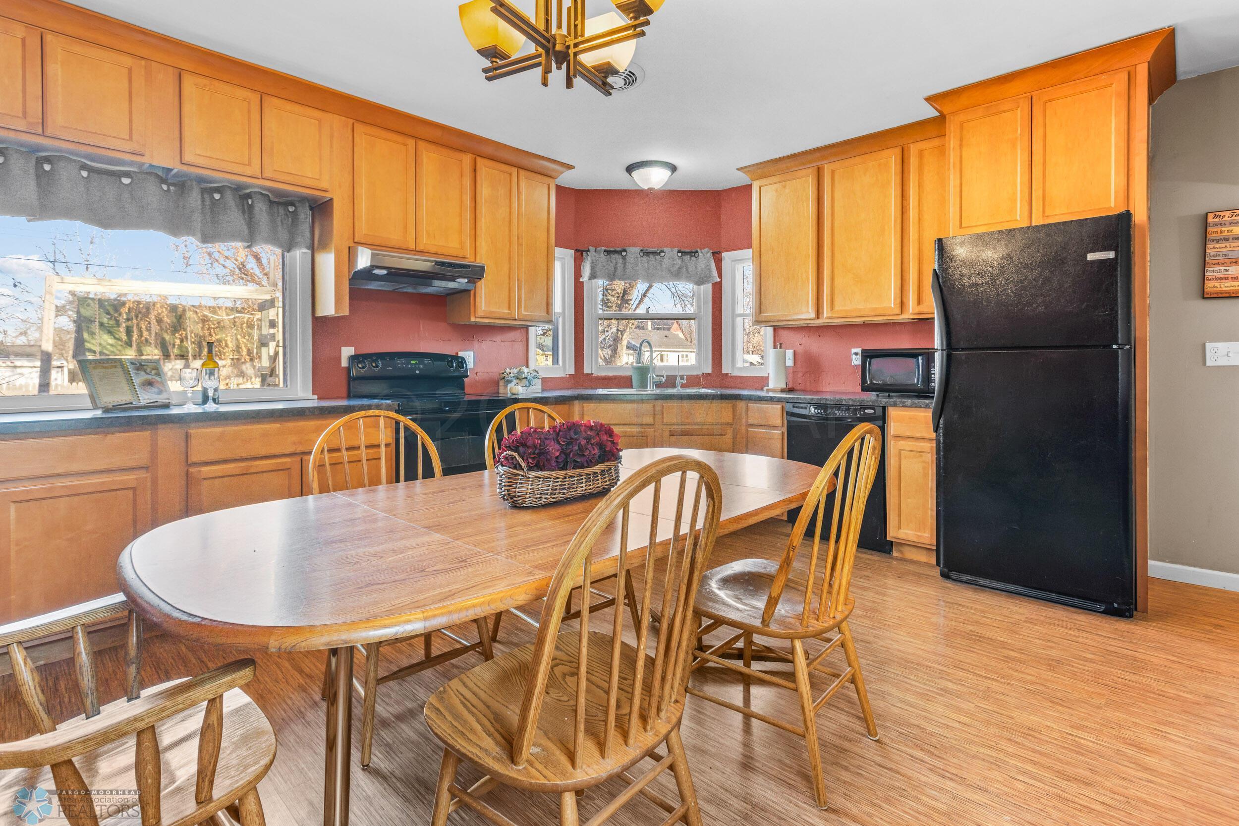 1009 ROBERTS Avenue NE