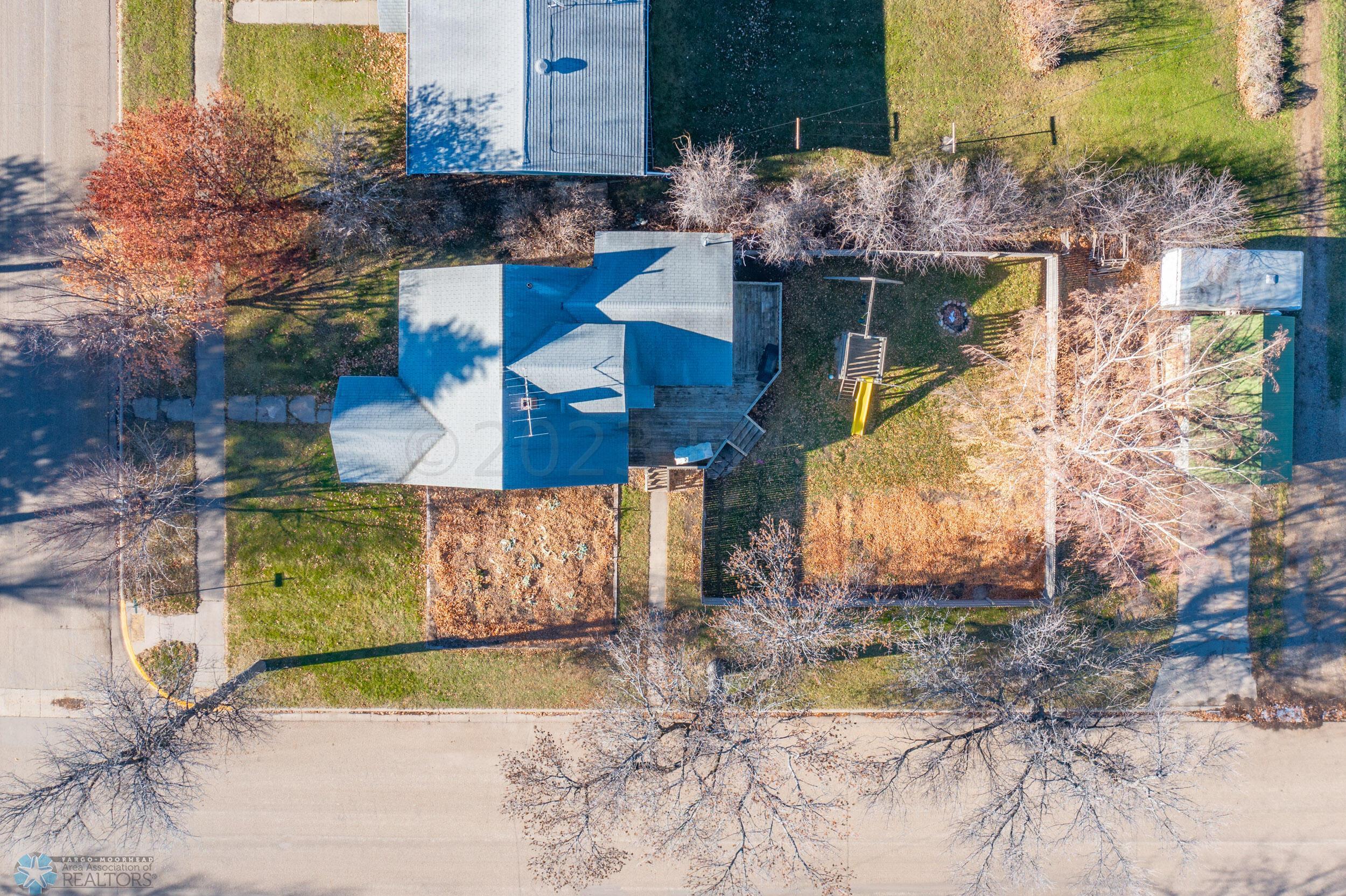 1009 ROBERTS Avenue NE