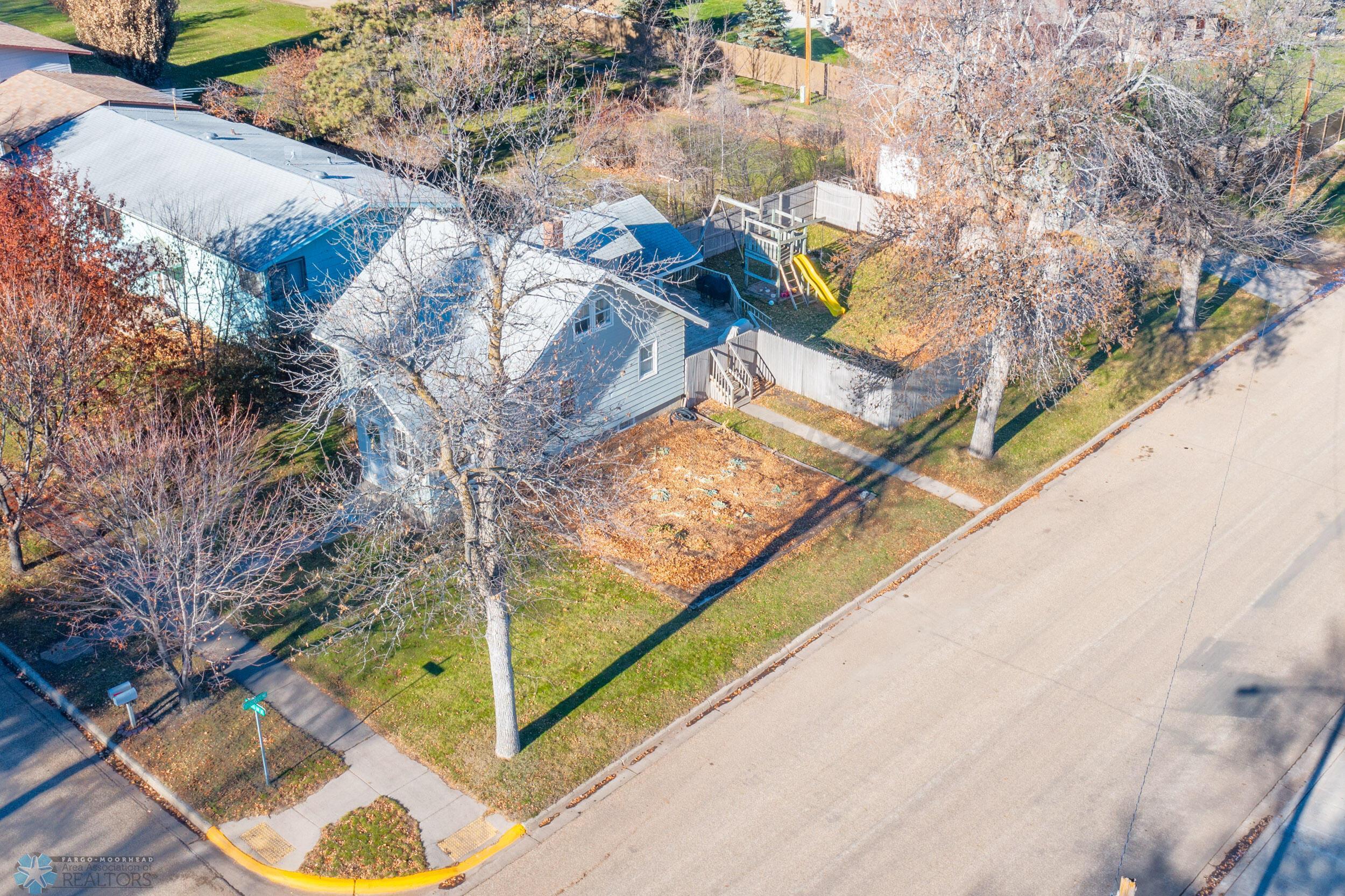 1009 ROBERTS Avenue NE