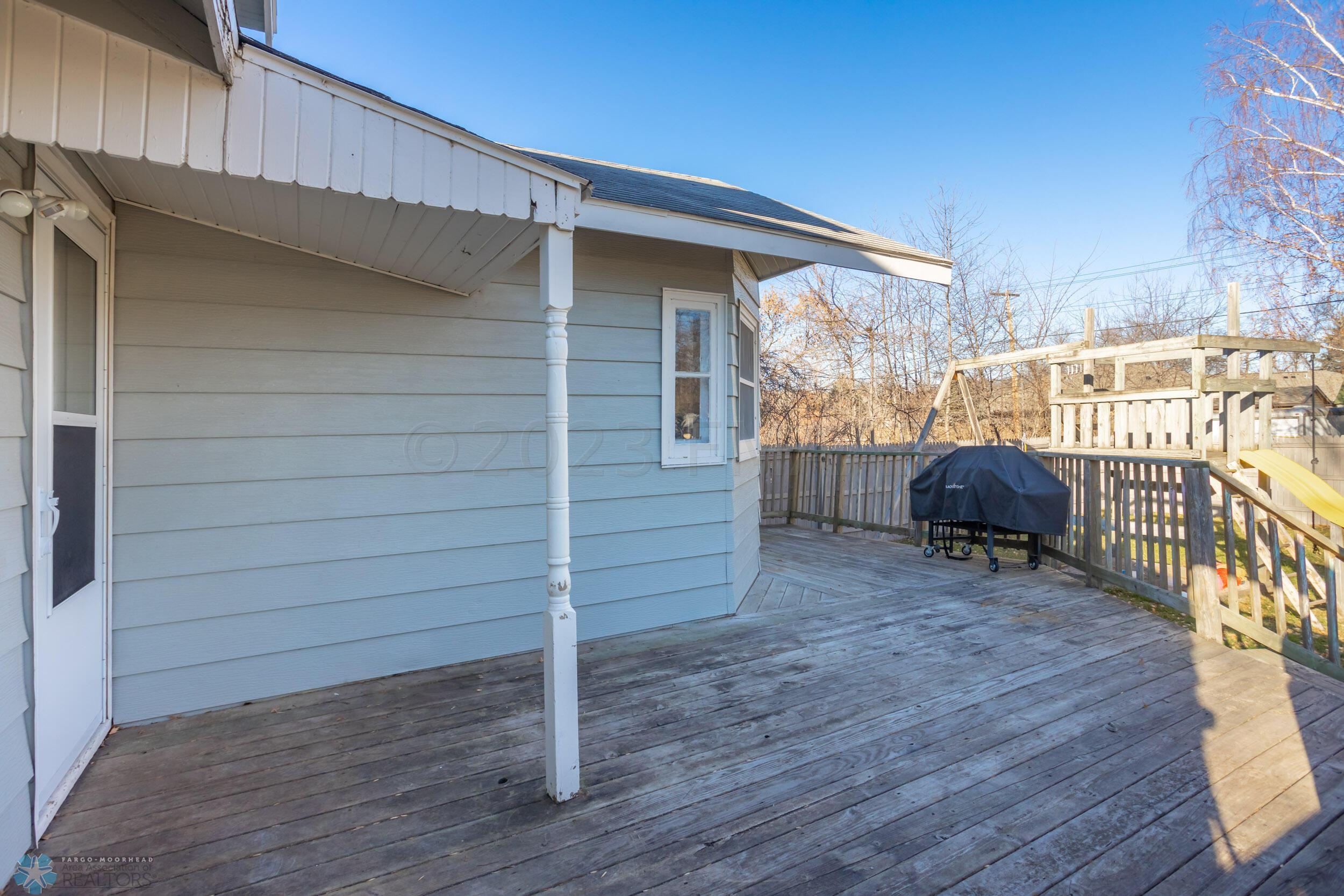 1009 ROBERTS Avenue NE