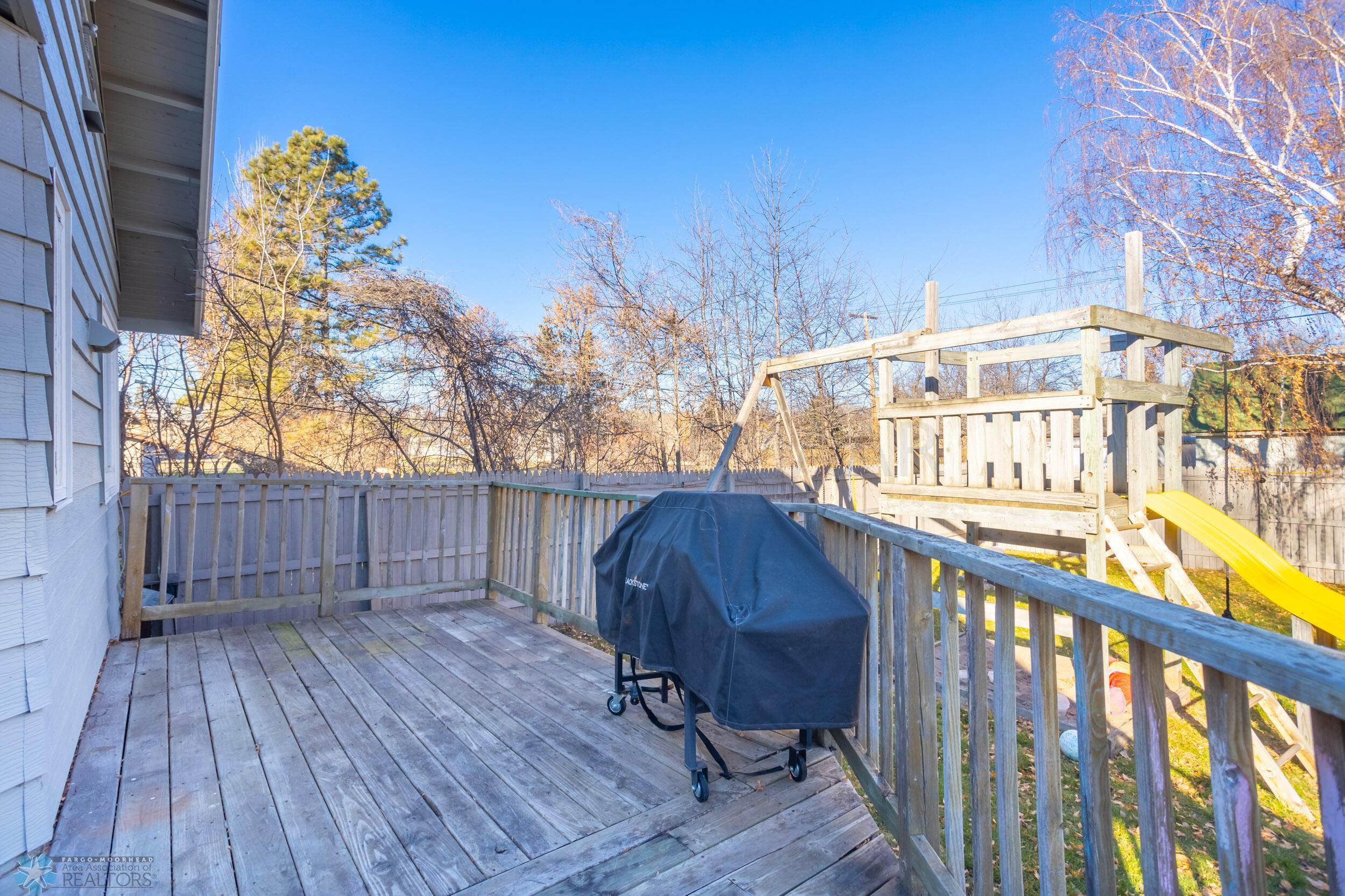 1009 ROBERTS Avenue NE