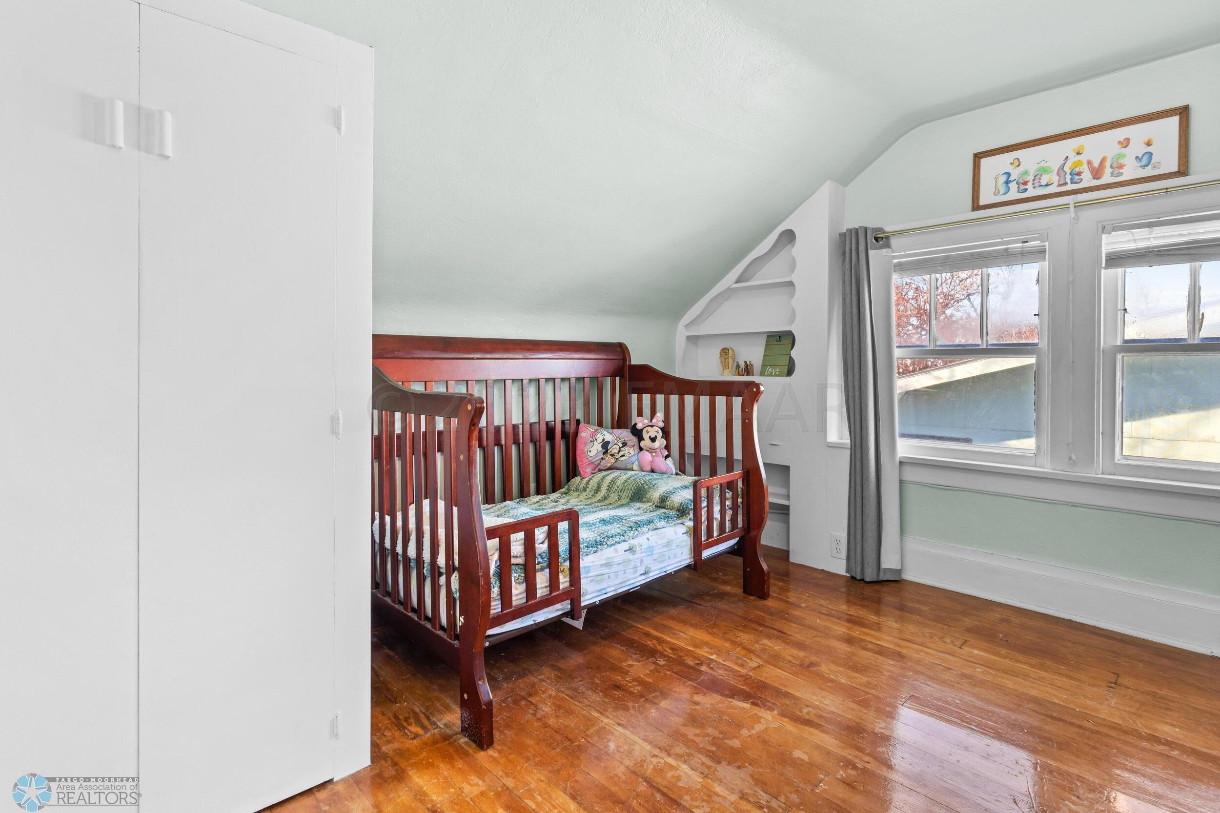 1009 ROBERTS Avenue NE