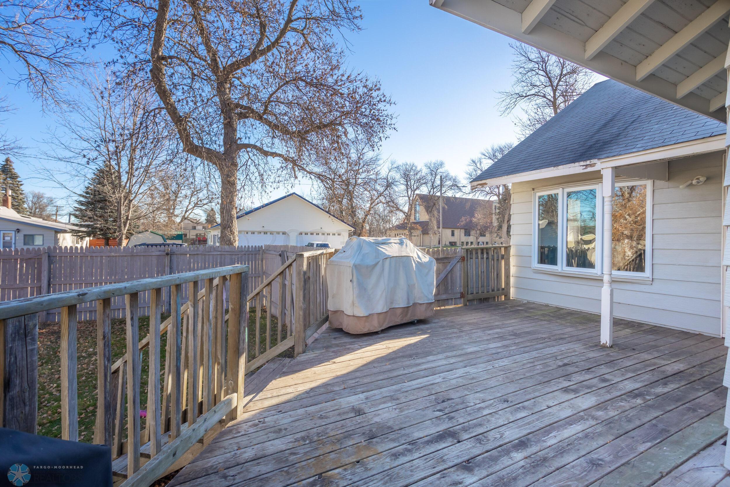 1009 ROBERTS Avenue NE