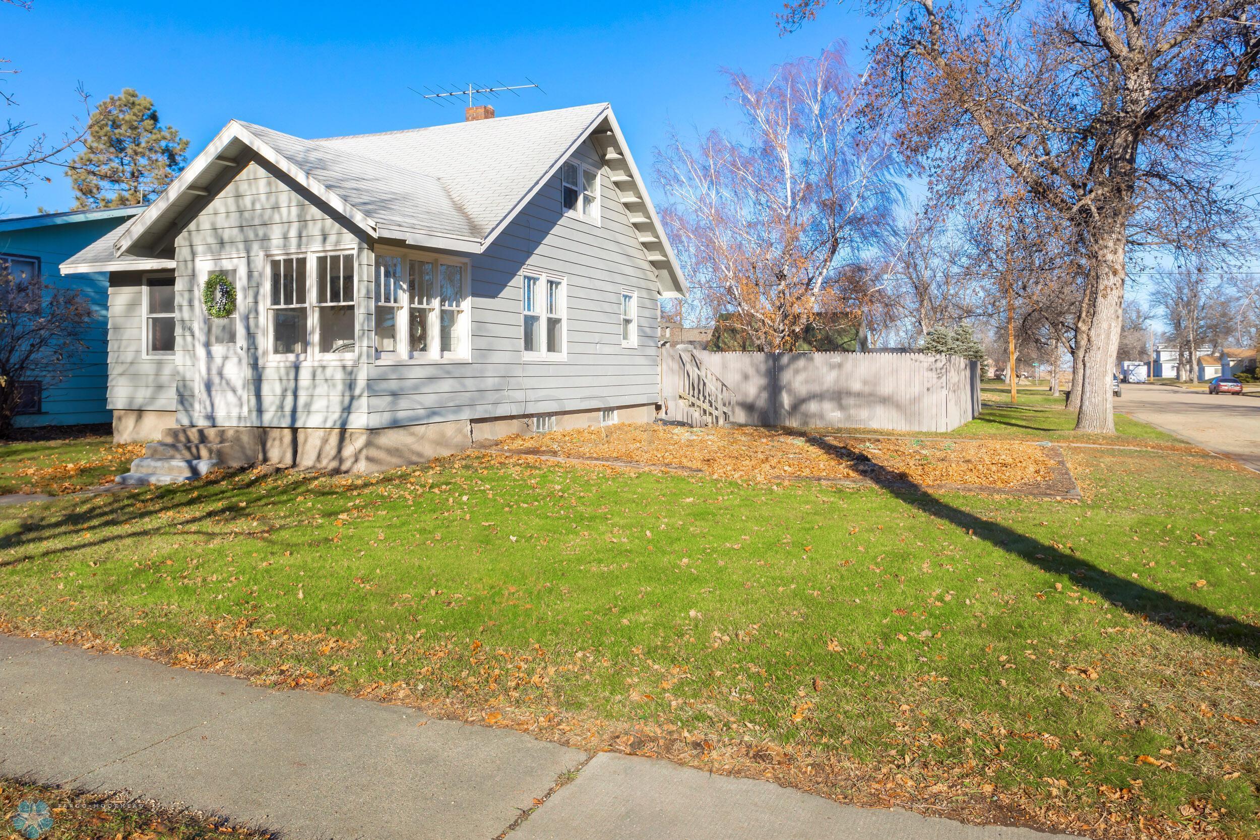 1009 ROBERTS Avenue NE