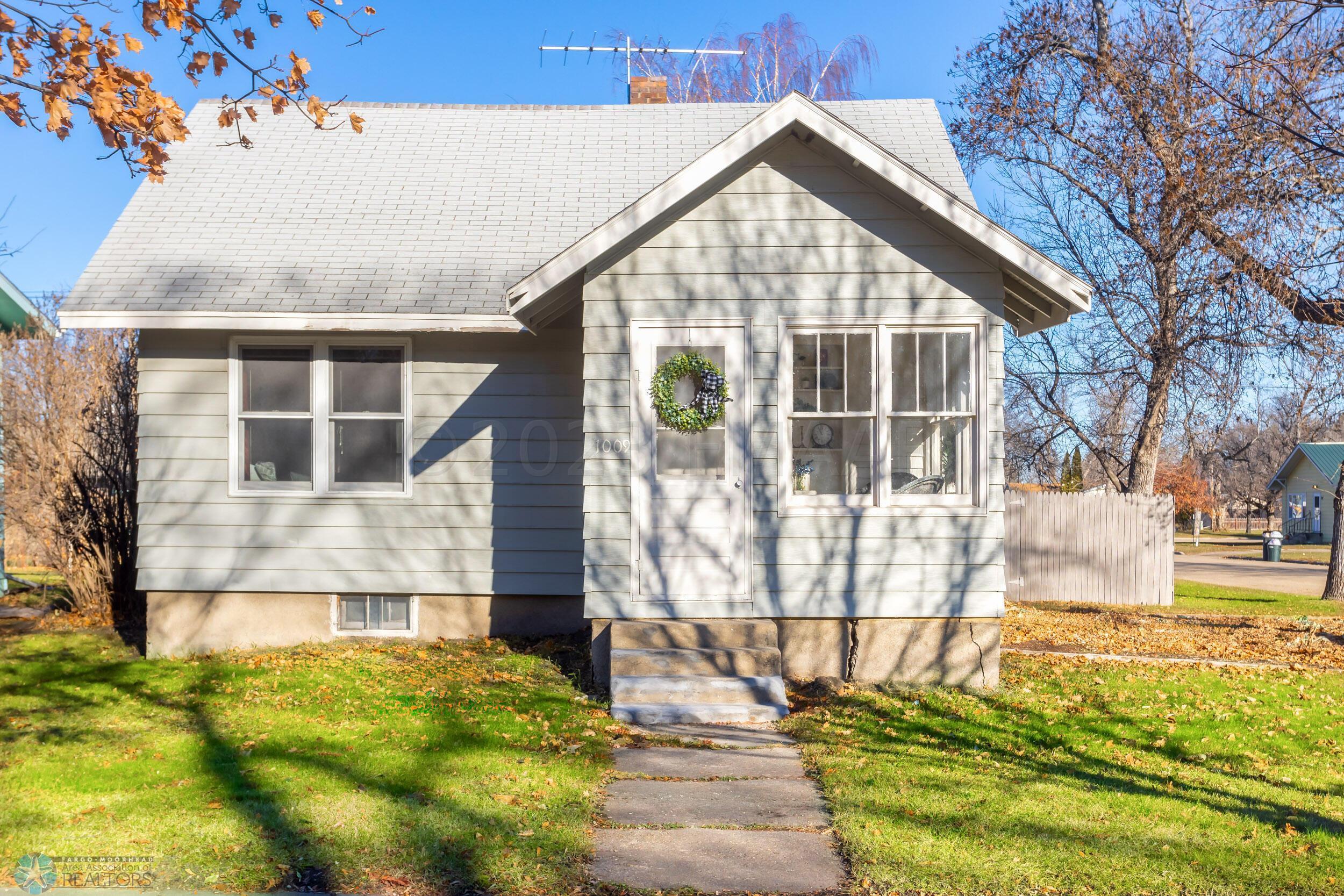 1009 ROBERTS Avenue NE