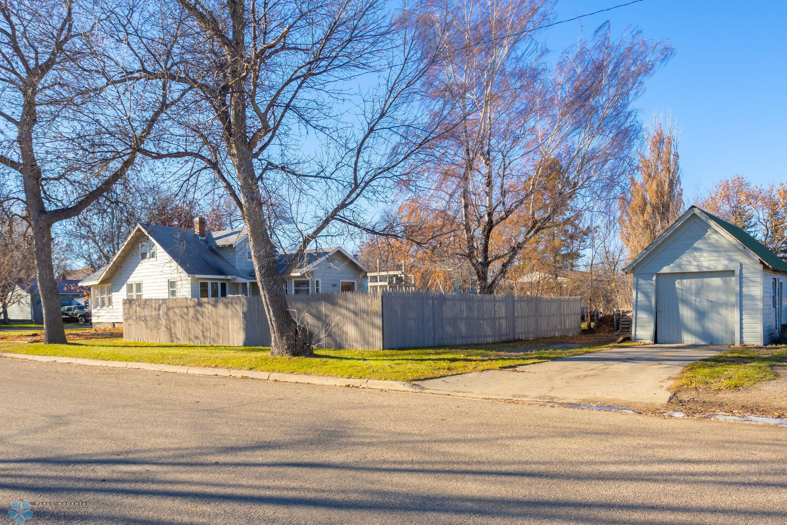 1009 ROBERTS Avenue NE