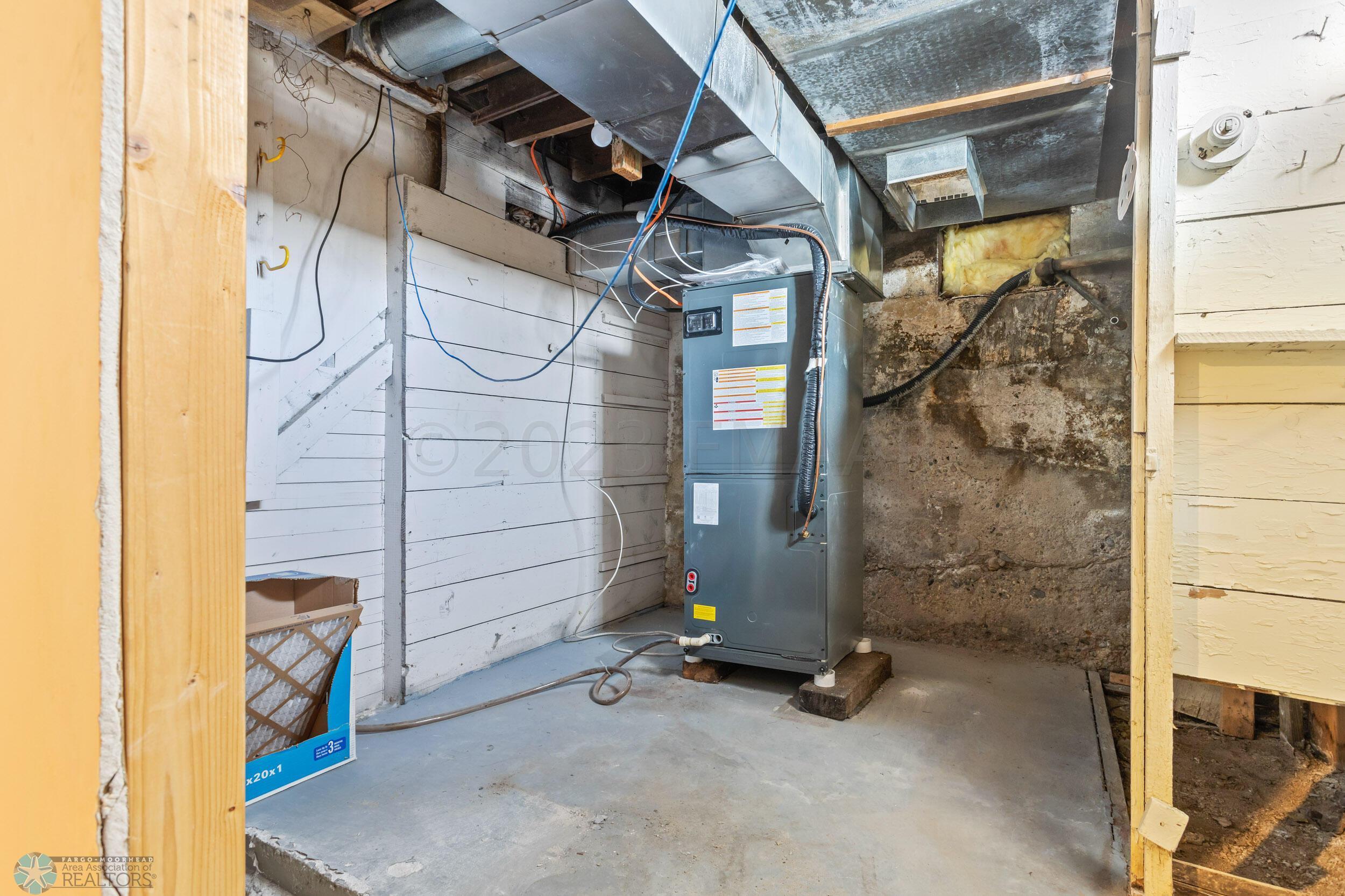 1009 ROBERTS Avenue NE