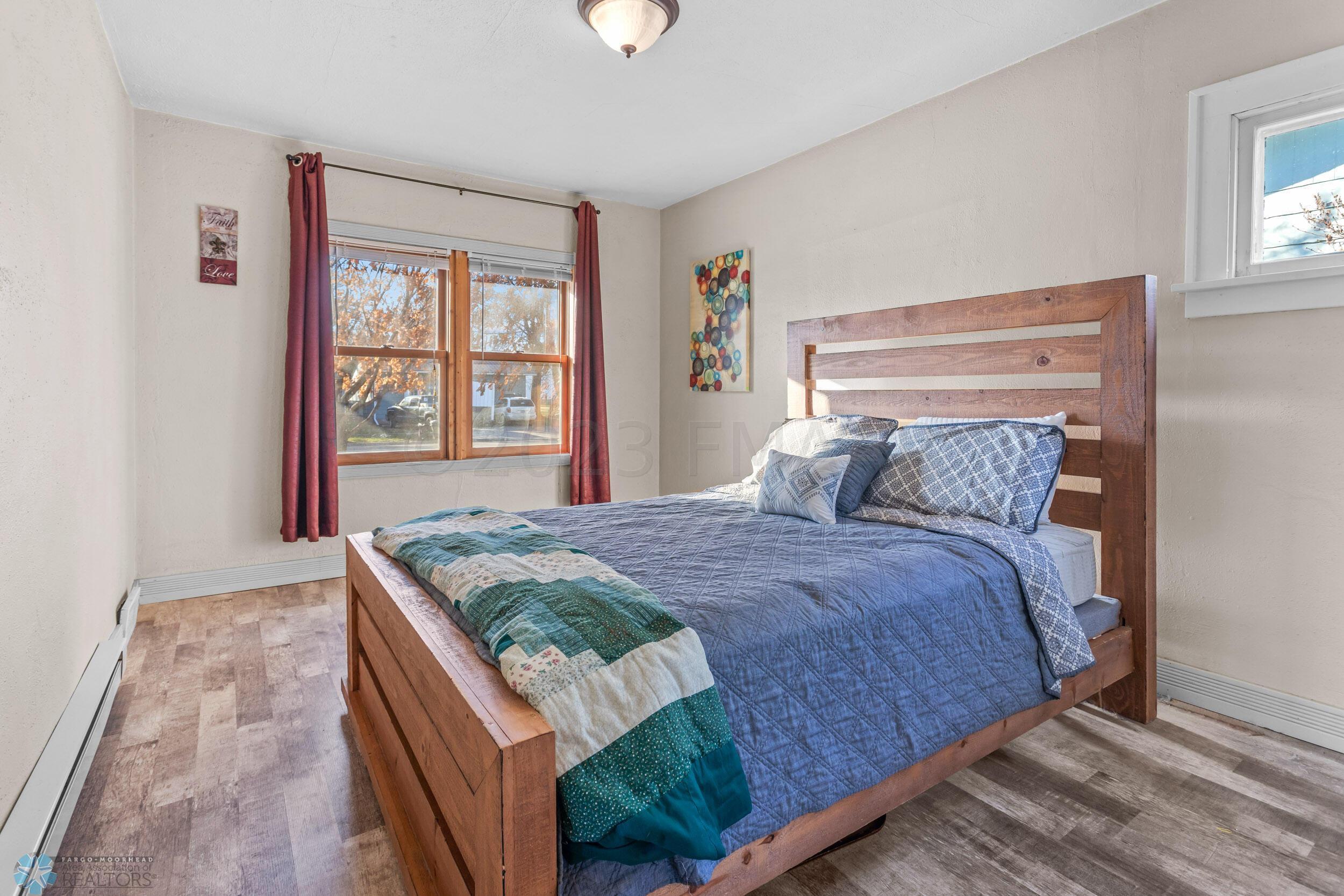 1009 ROBERTS Avenue NE