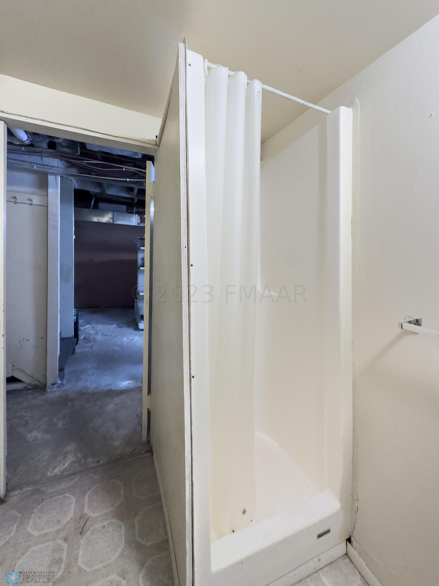 1009 ROBERTS Avenue NE