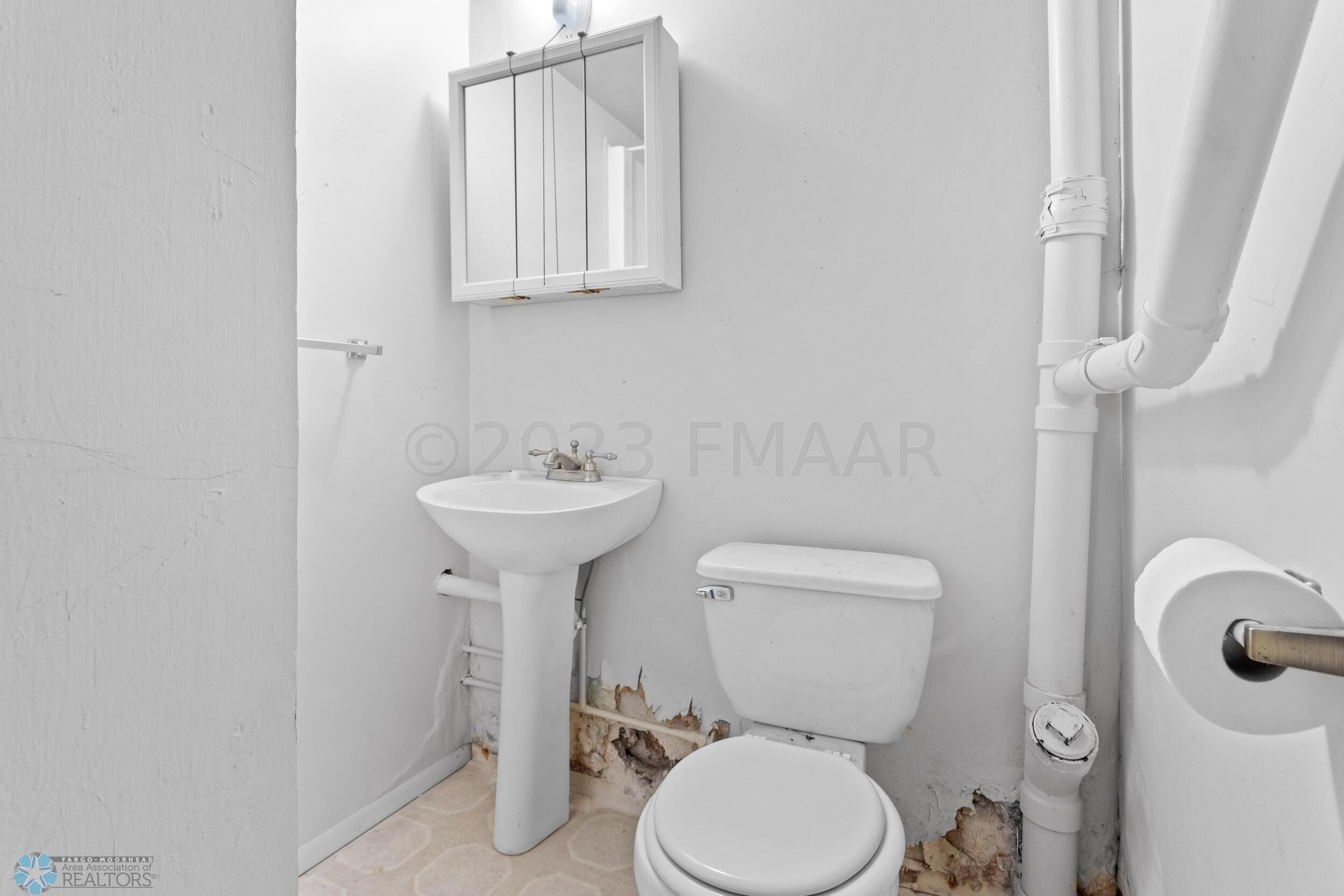 1009 ROBERTS Avenue NE