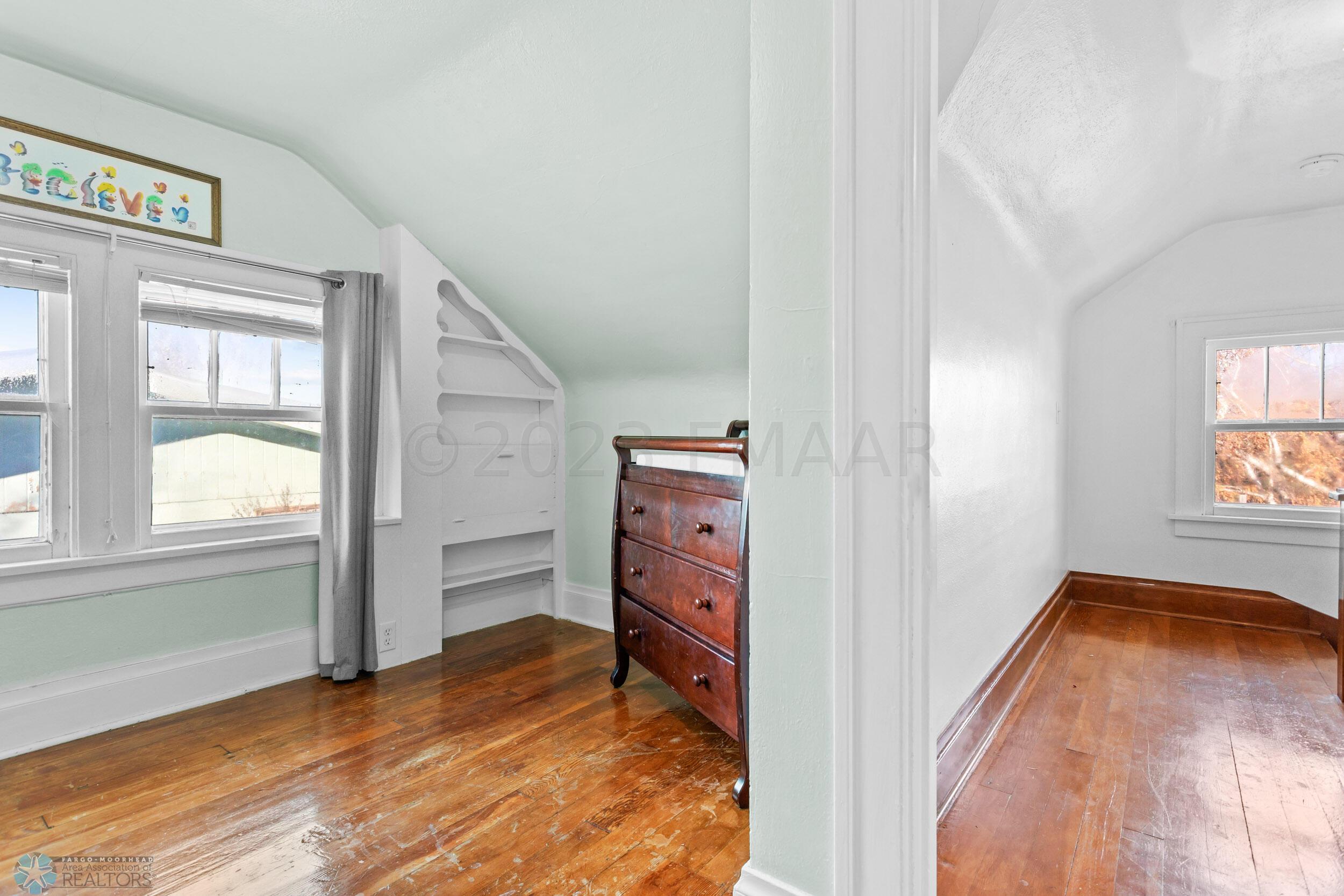 1009 ROBERTS Avenue NE