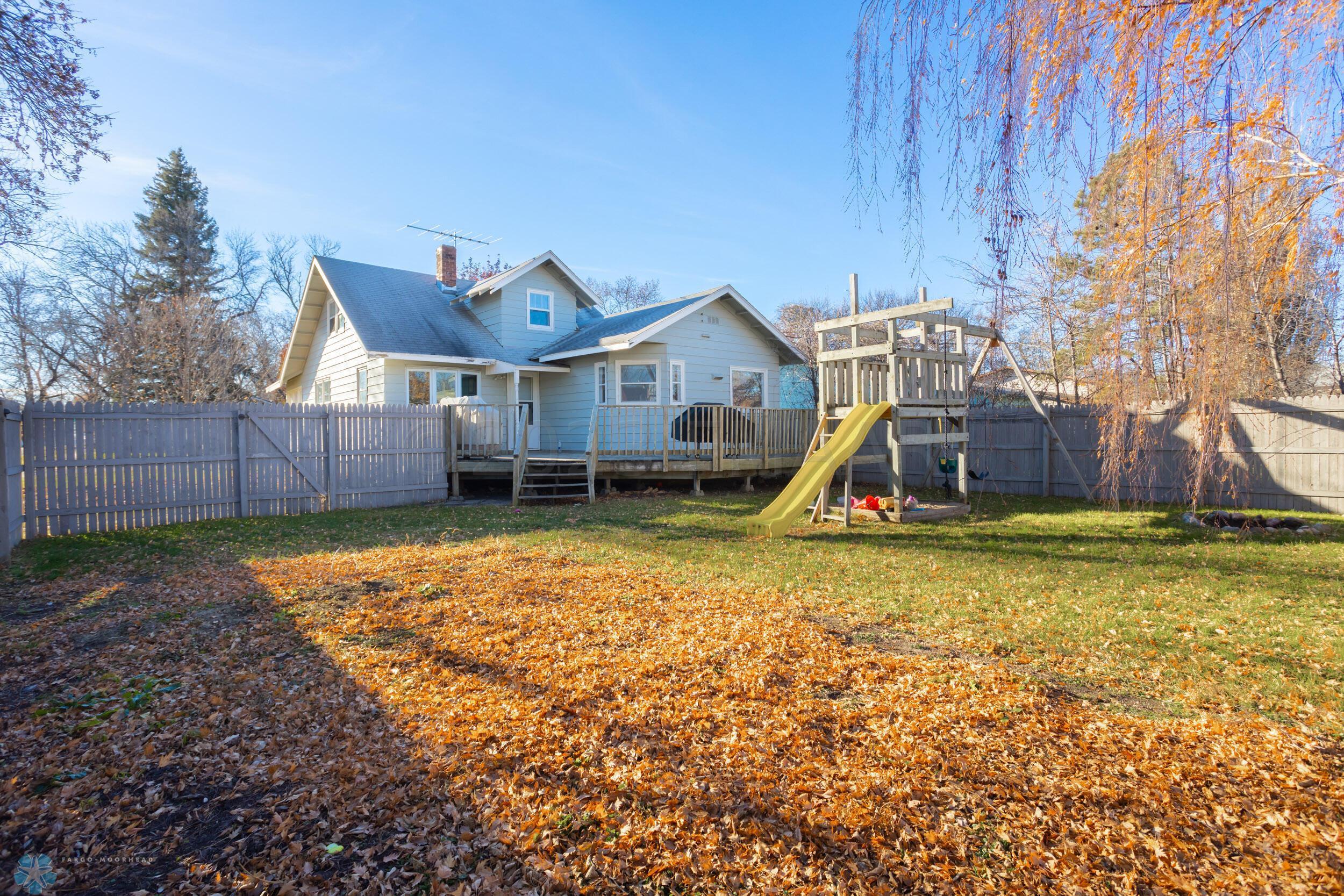 1009 ROBERTS Avenue NE