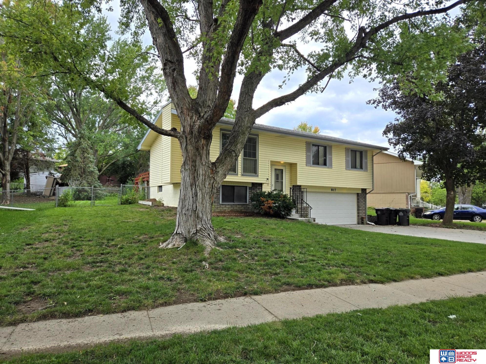 817 W Leon Drive