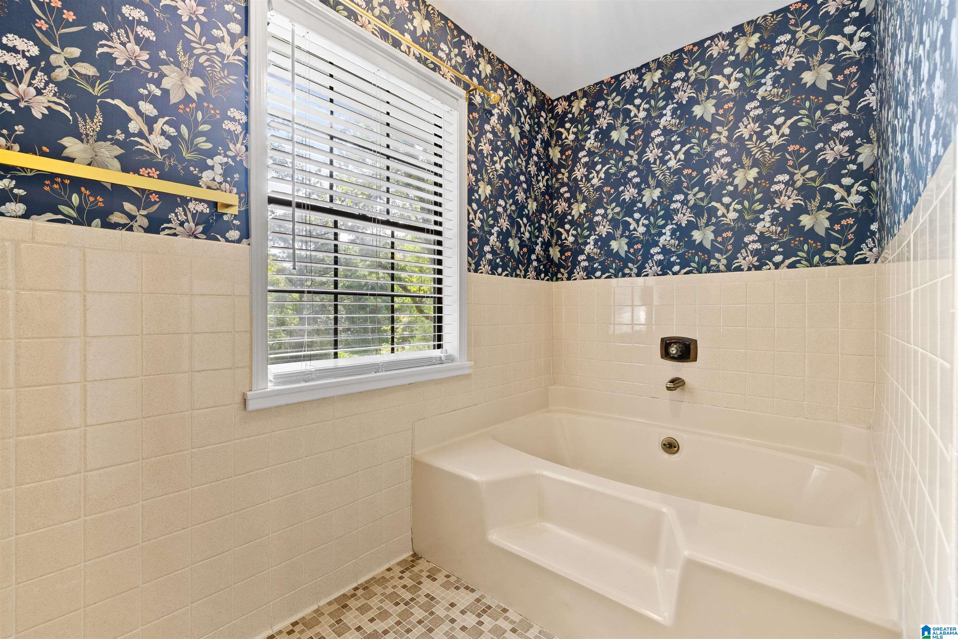 2203 LAKESIDE DRIVE