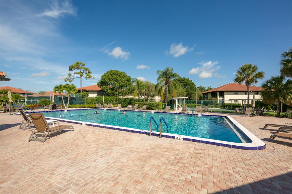 271 SW South River Drive 102