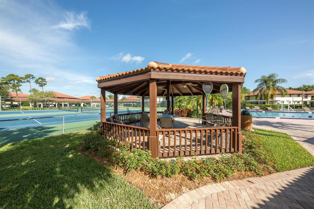 271 SW South River Drive 102