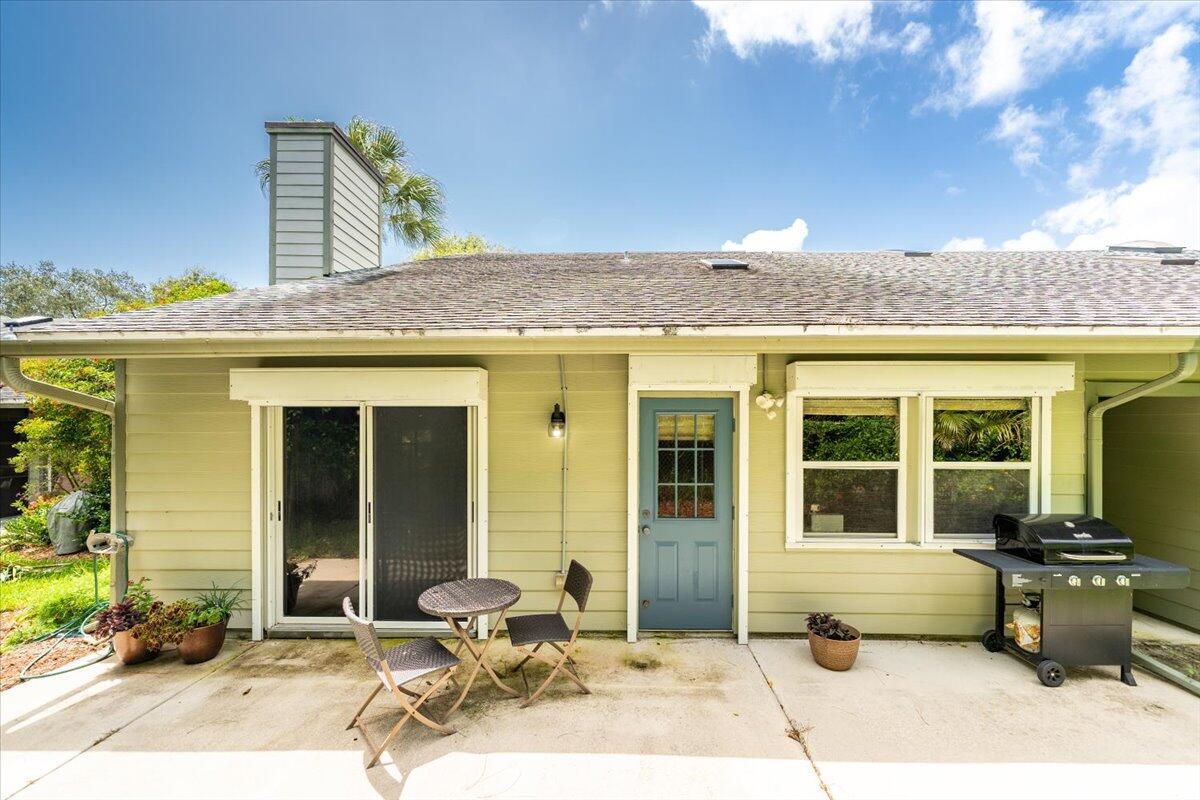 665 NE Wax Myrtle Way