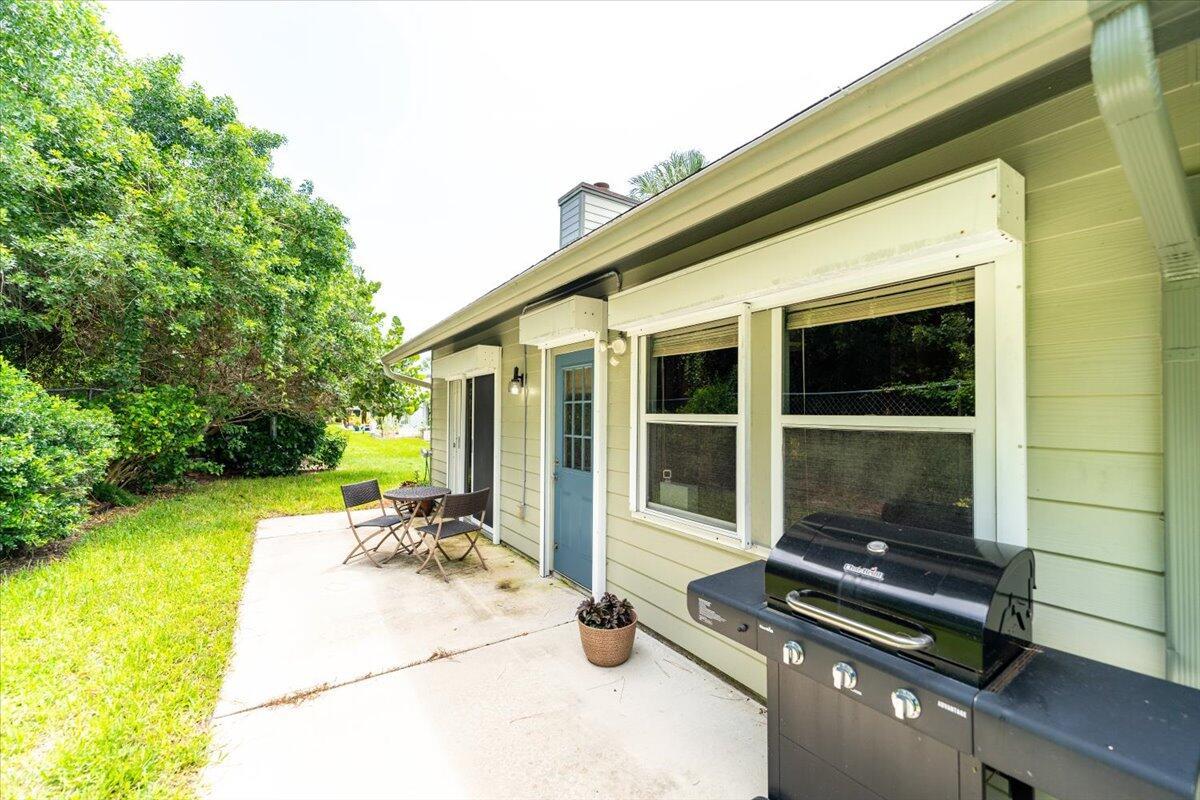 665 NE Wax Myrtle Way