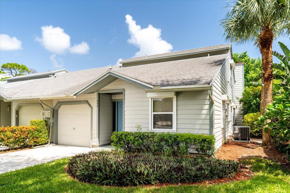 665 NE Wax Myrtle Way