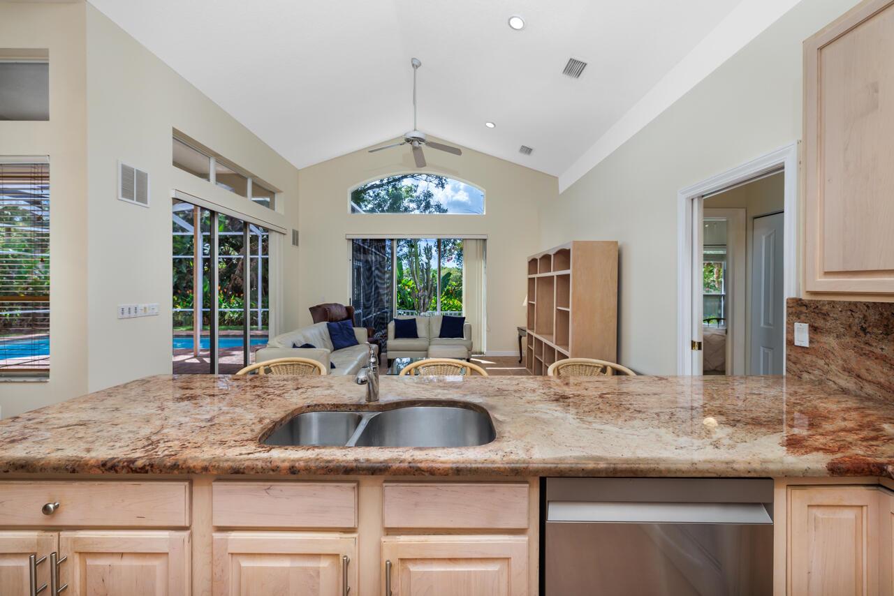 8120 SE Windjammer Way