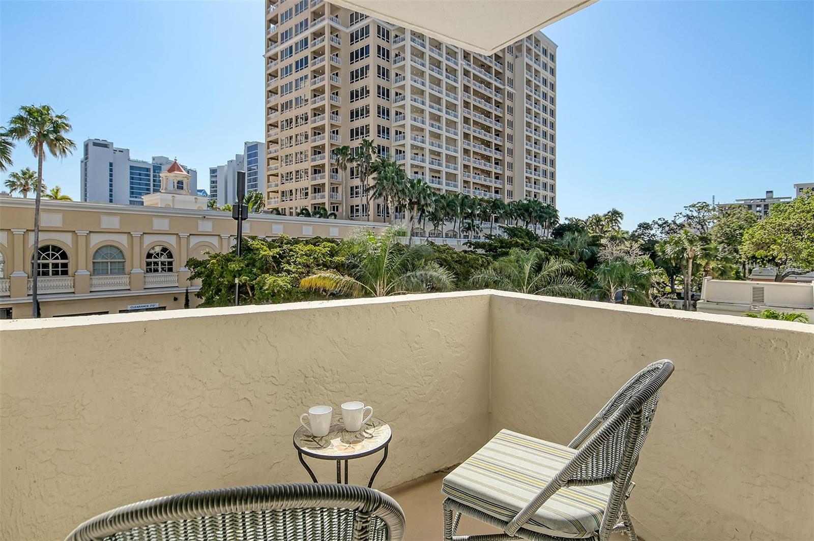 101 SUNSET DR #203