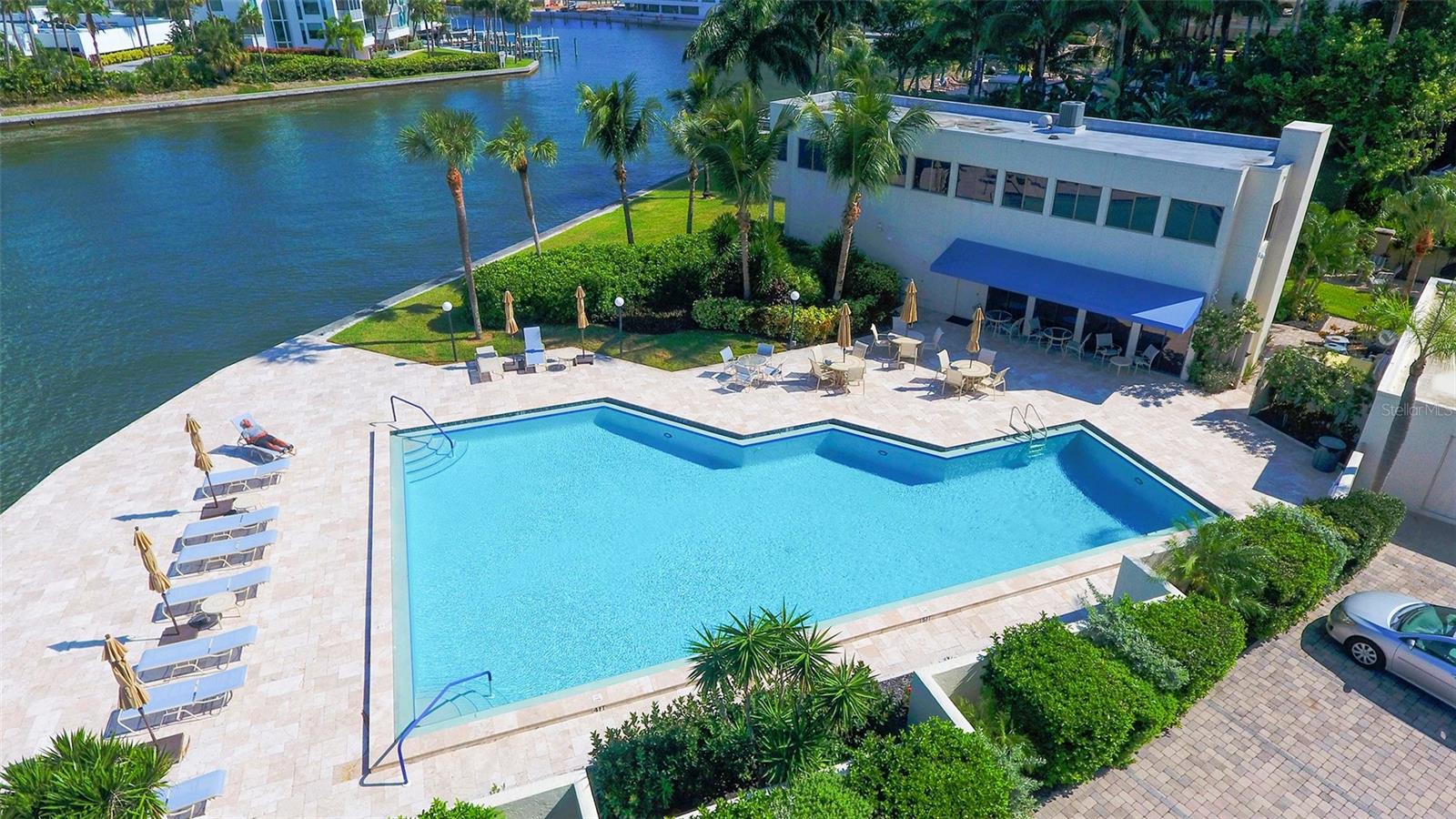 101 SUNSET DR #203