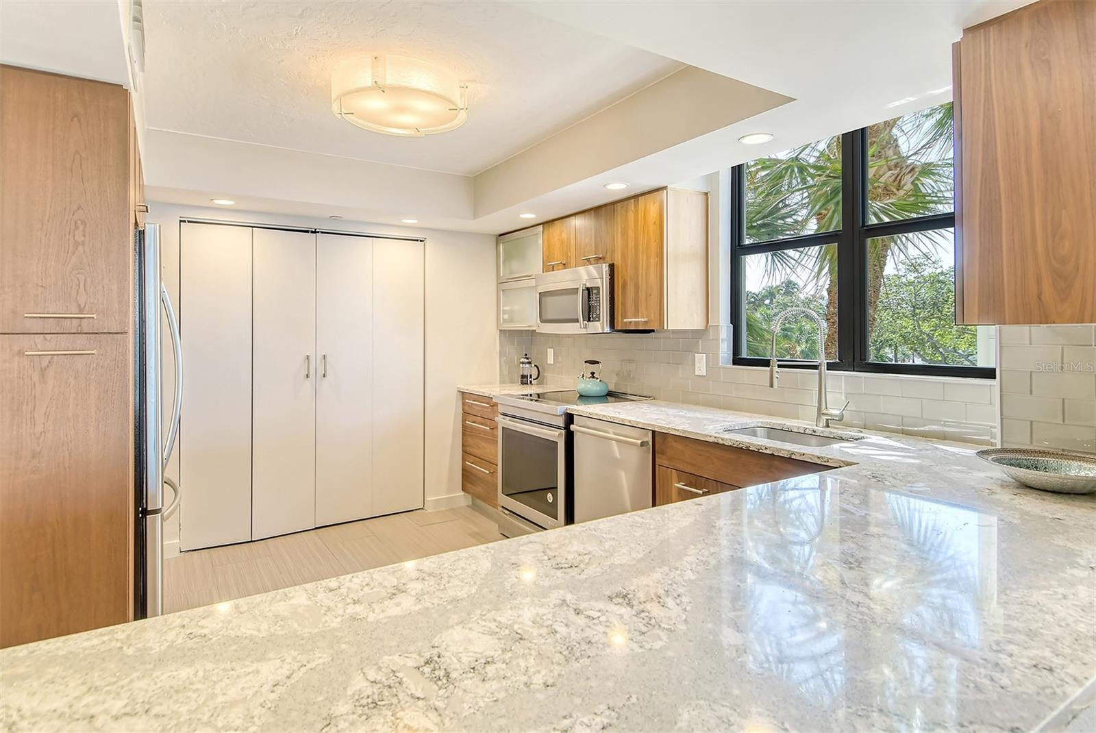 101 SUNSET DR #203