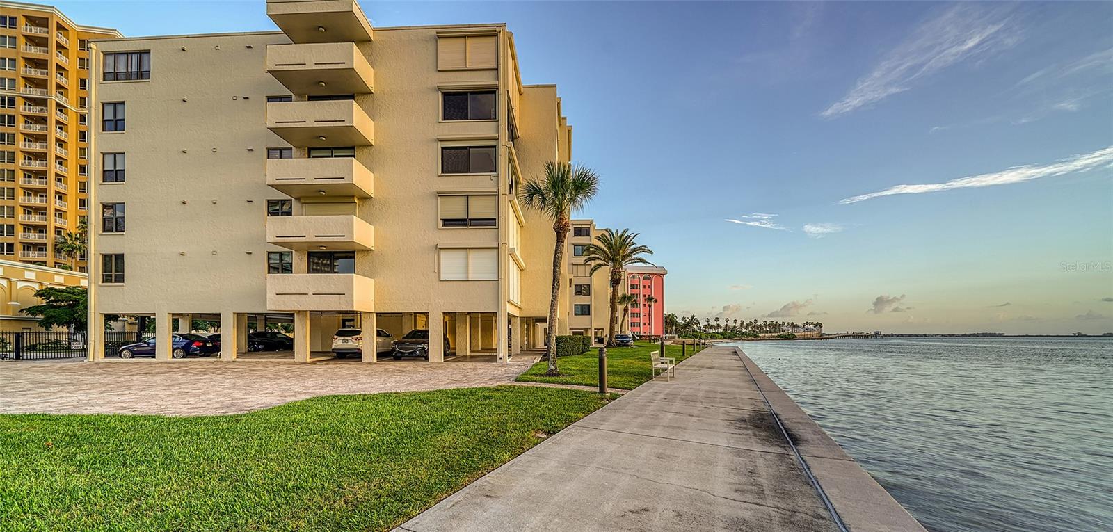 101 SUNSET DR #203